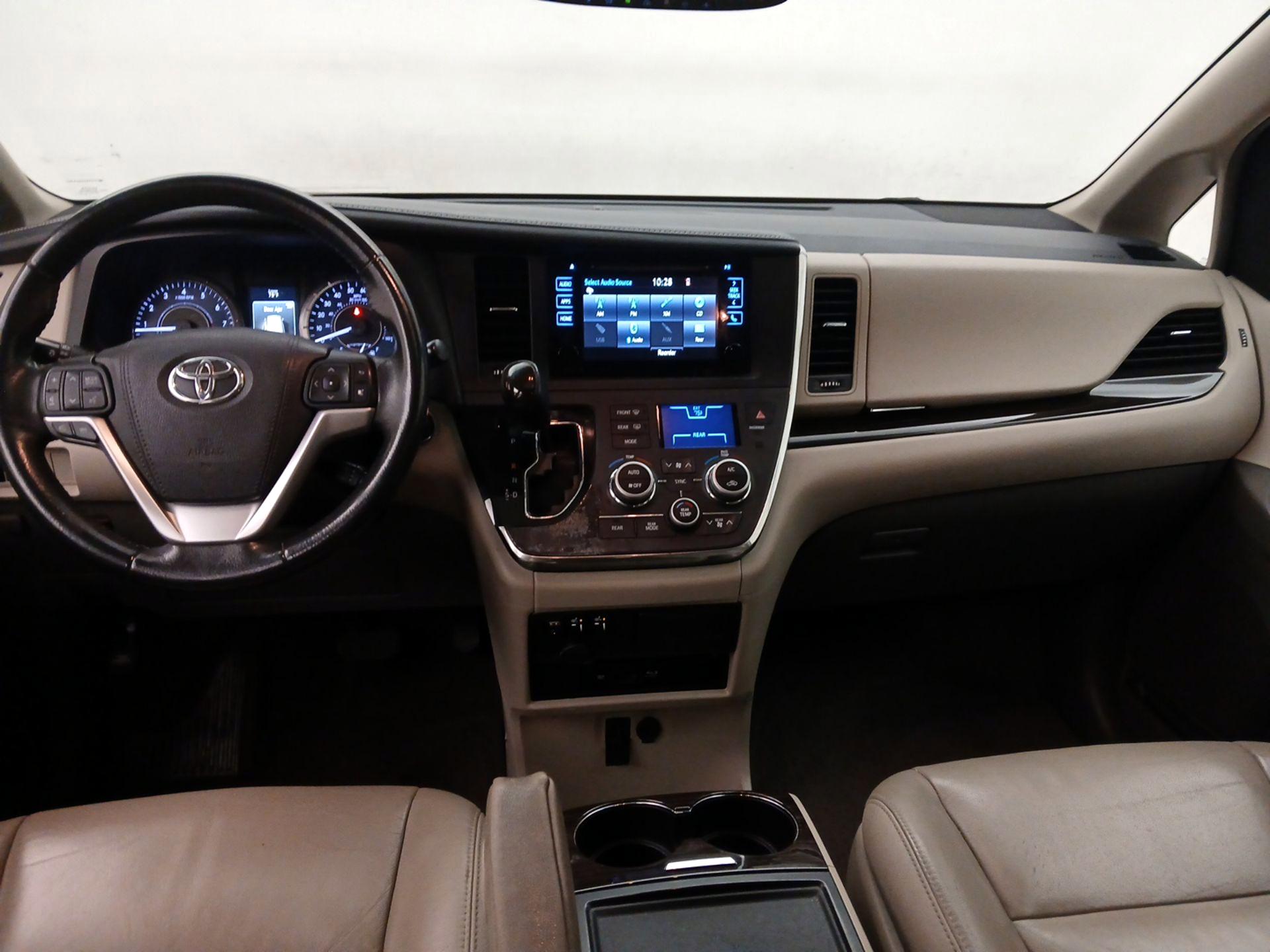 Thumbnail: 2017 Toyota Sienna - 9