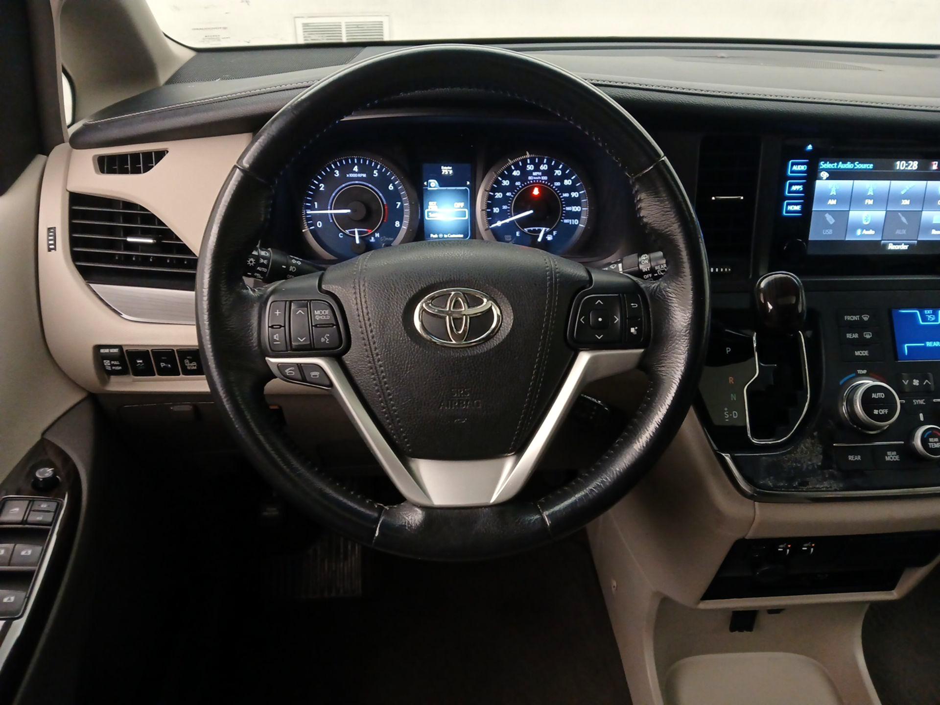Thumbnail: 2017 Toyota Sienna - 10
