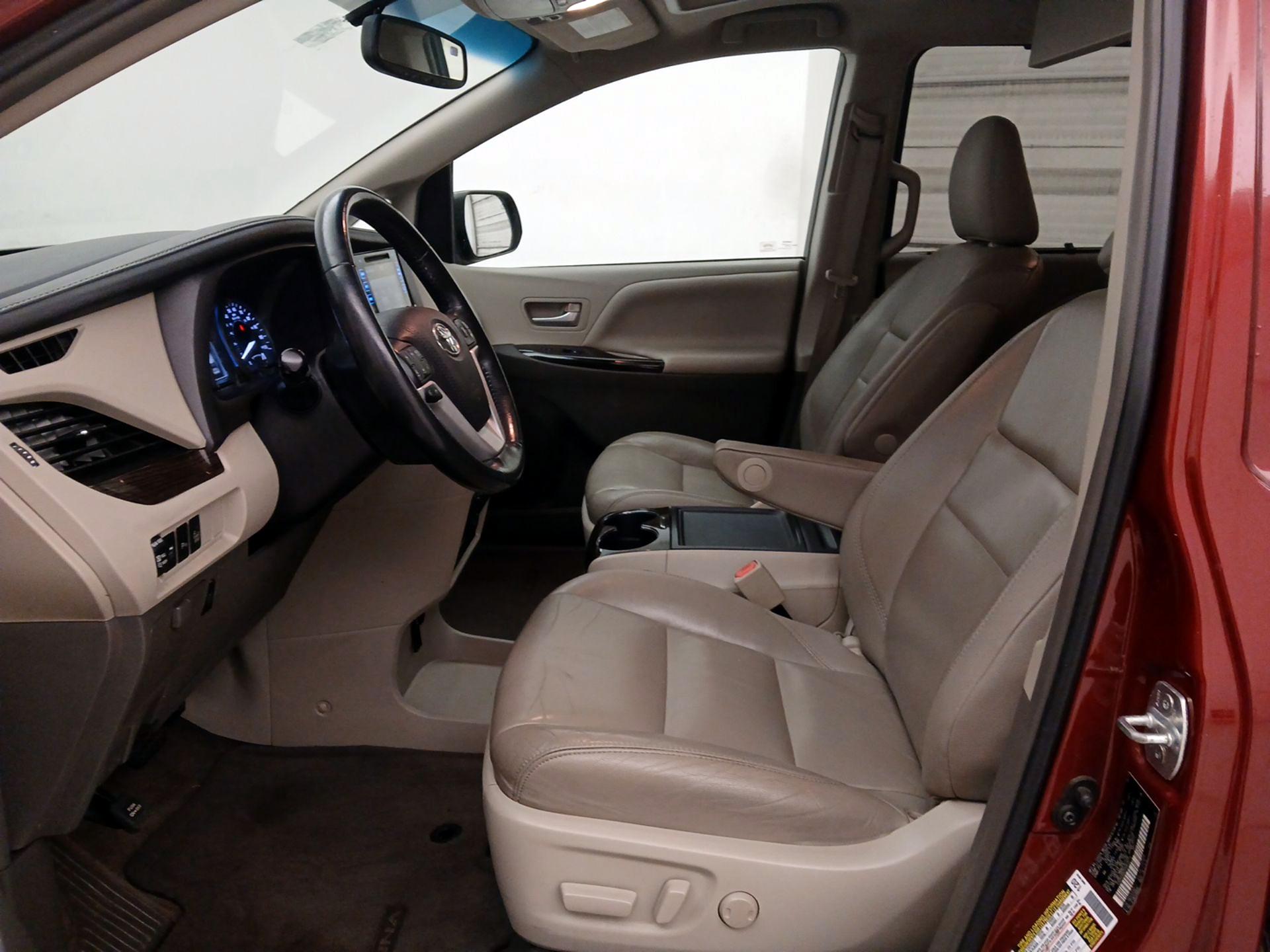 Thumbnail: 2017 Toyota Sienna - 11