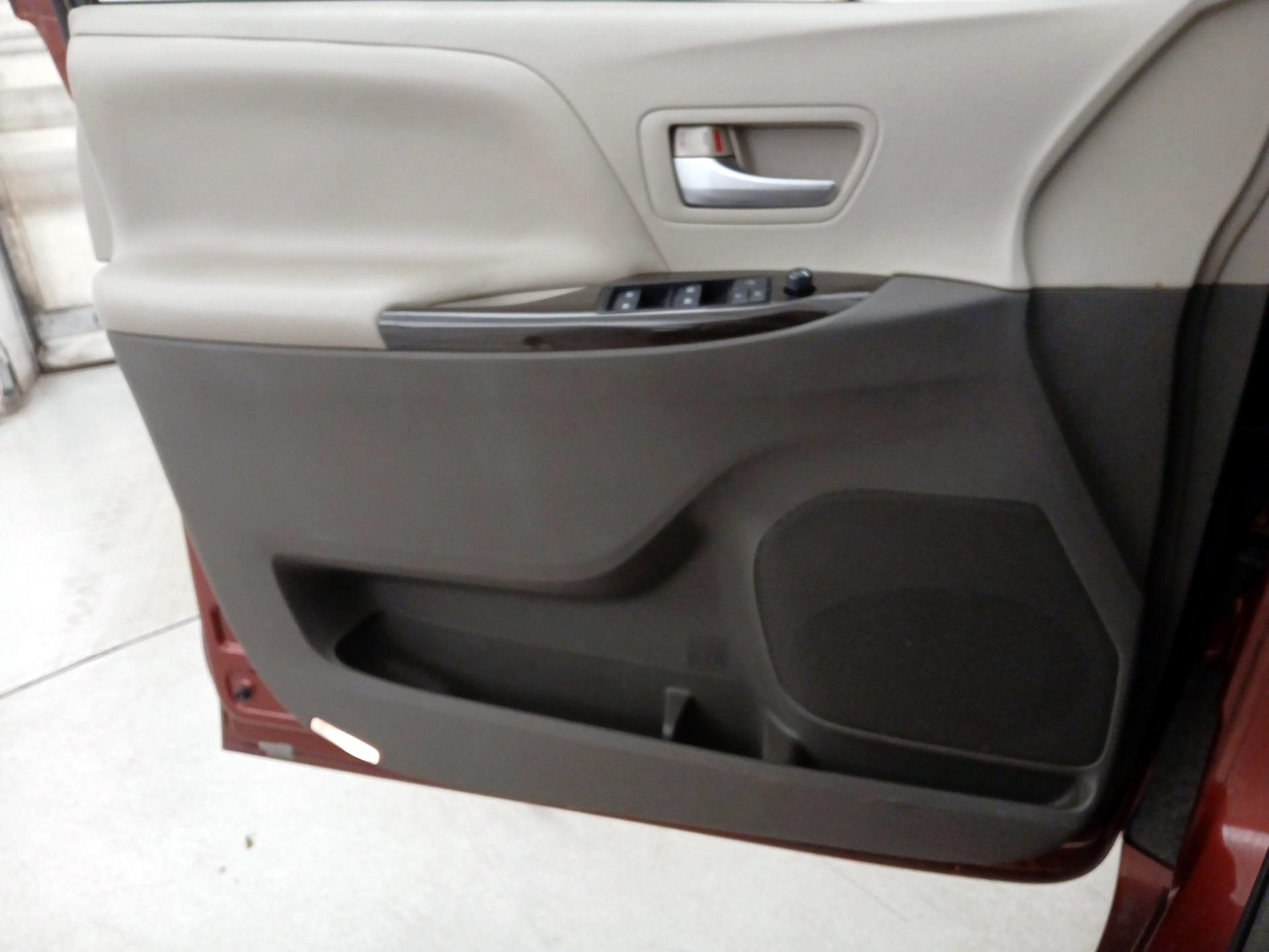 Thumbnail: 2017 Toyota Sienna - 12