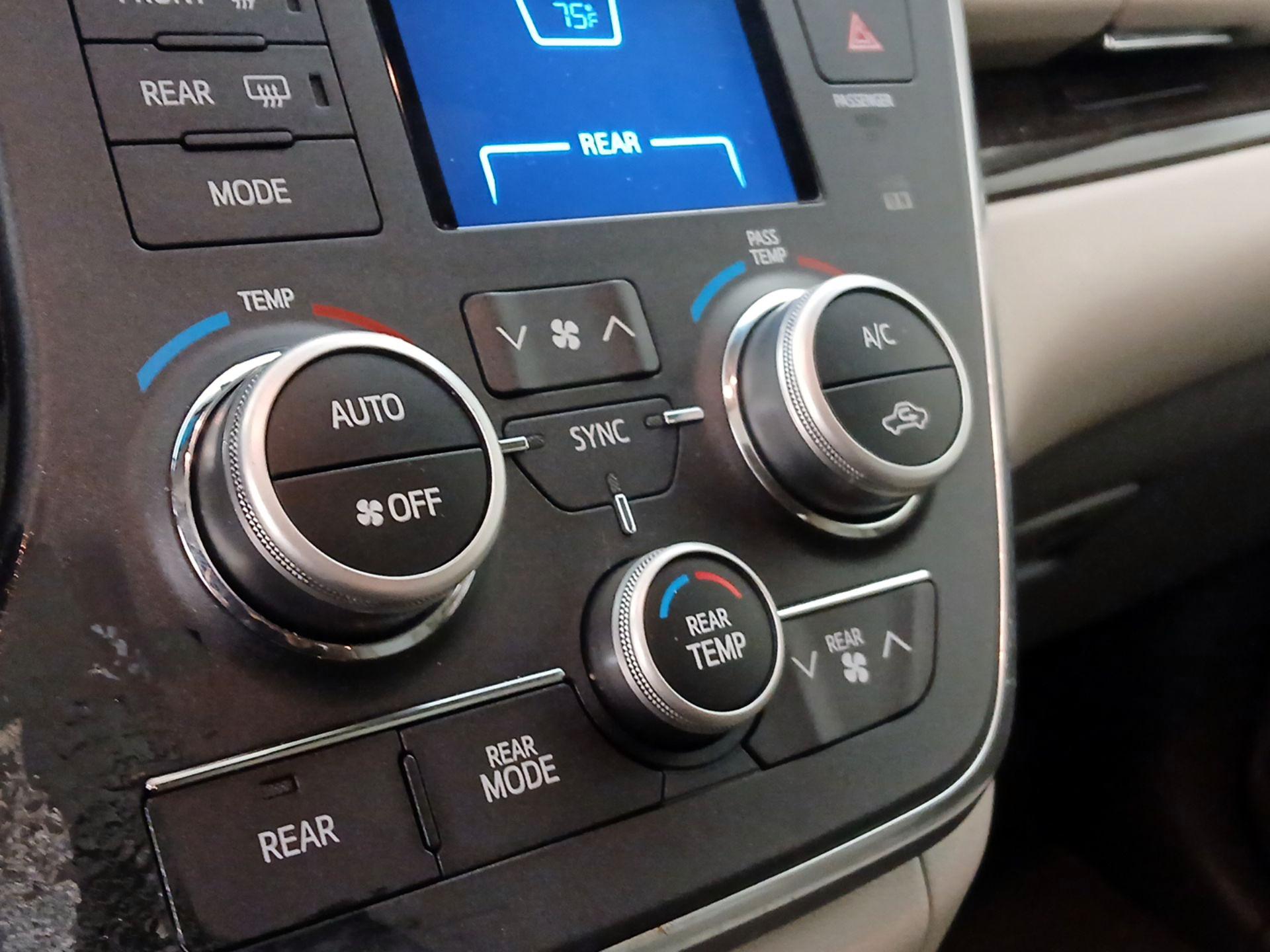 Thumbnail: 2017 Toyota Sienna - 16