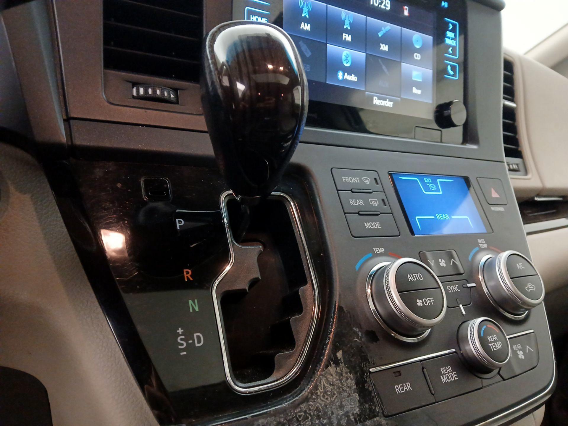 Thumbnail: 2017 Toyota Sienna - 17