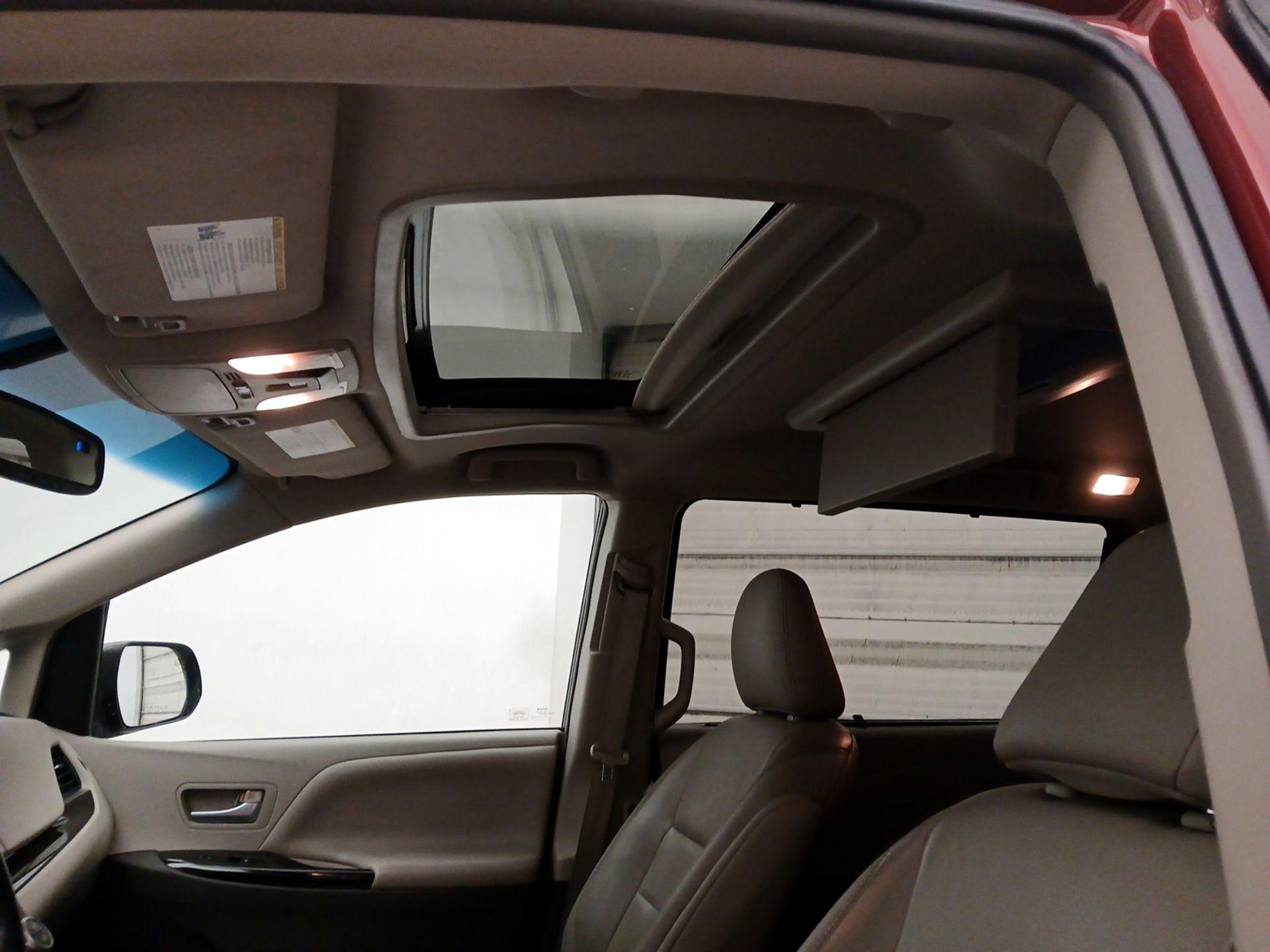 Thumbnail: 2017 Toyota Sienna - 19
