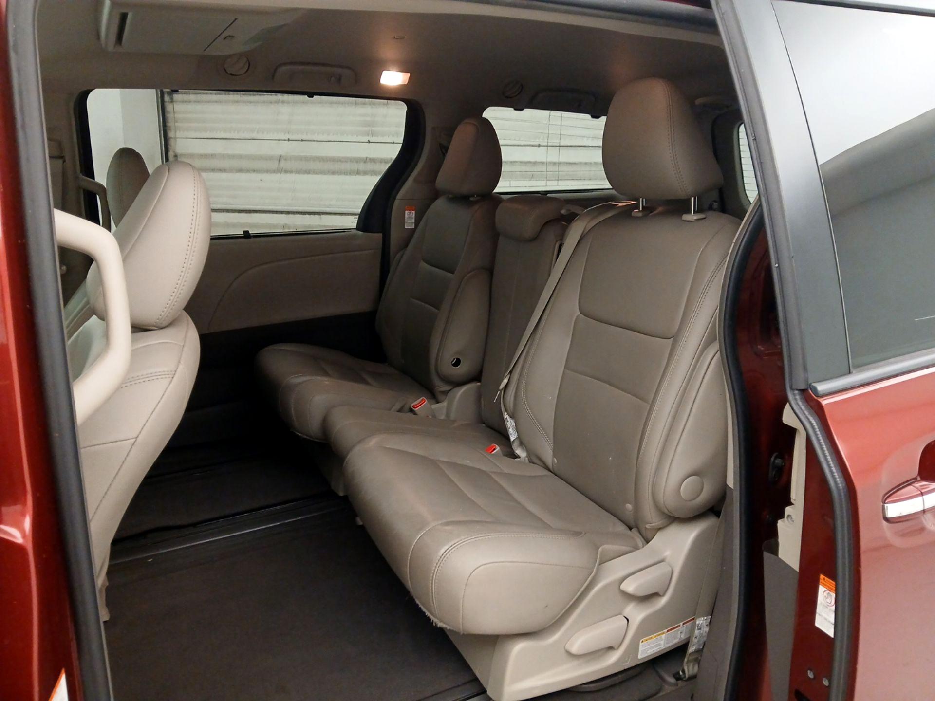 Thumbnail: 2017 Toyota Sienna - 20