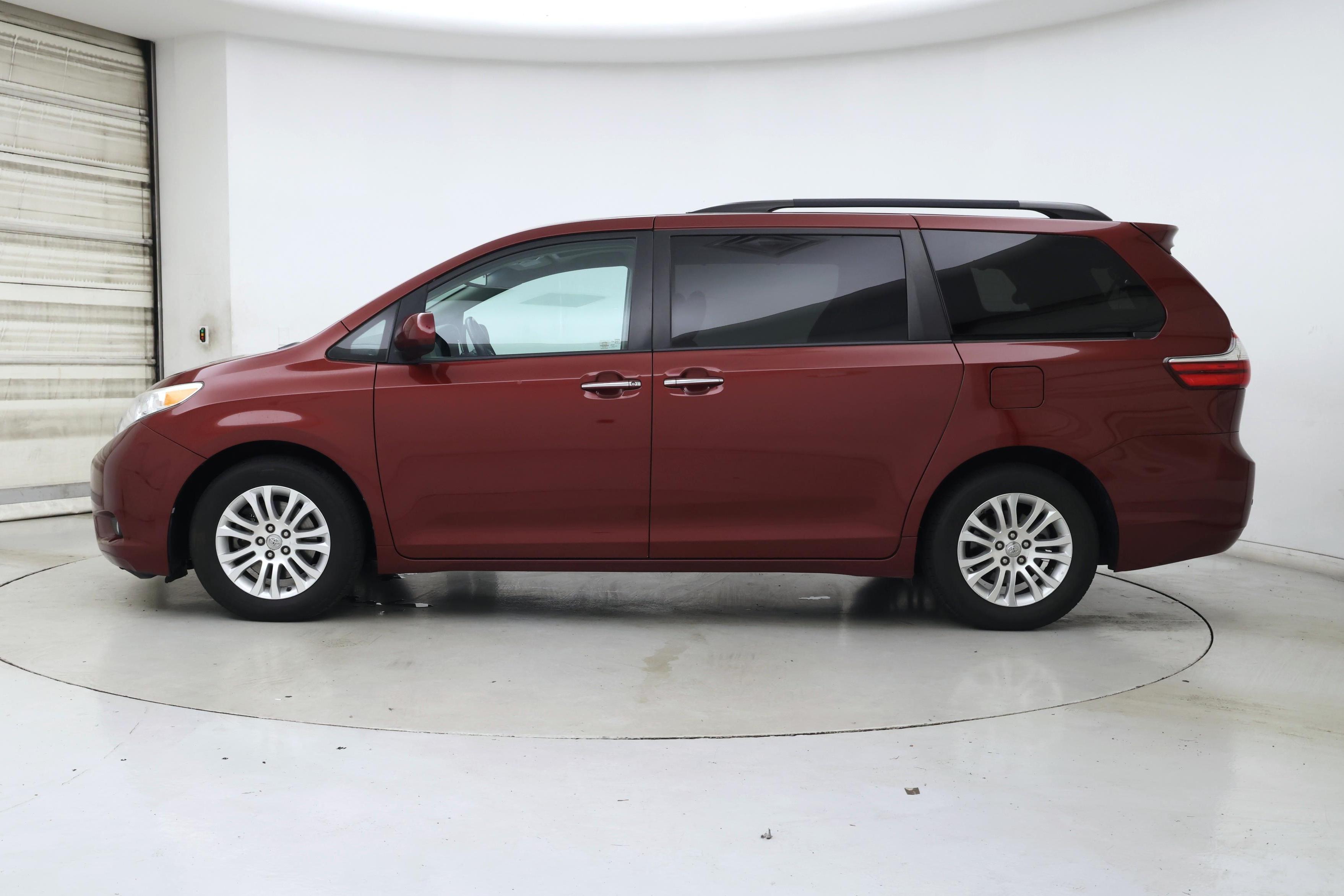 Thumbnail: 2017 Toyota Sienna - 3