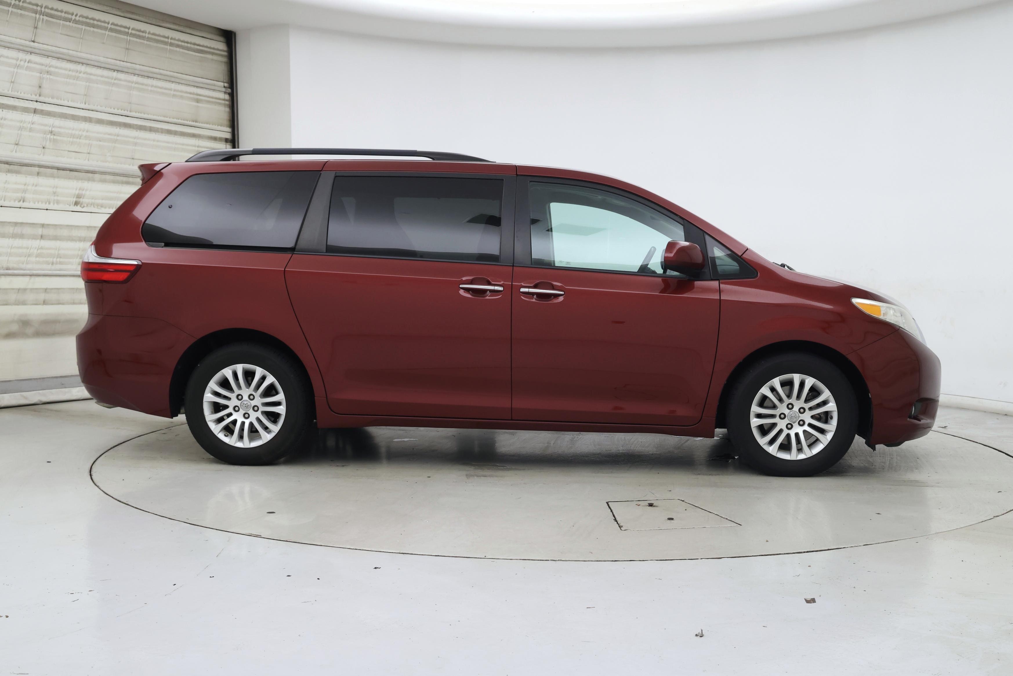 Thumbnail: 2017 Toyota Sienna - 7