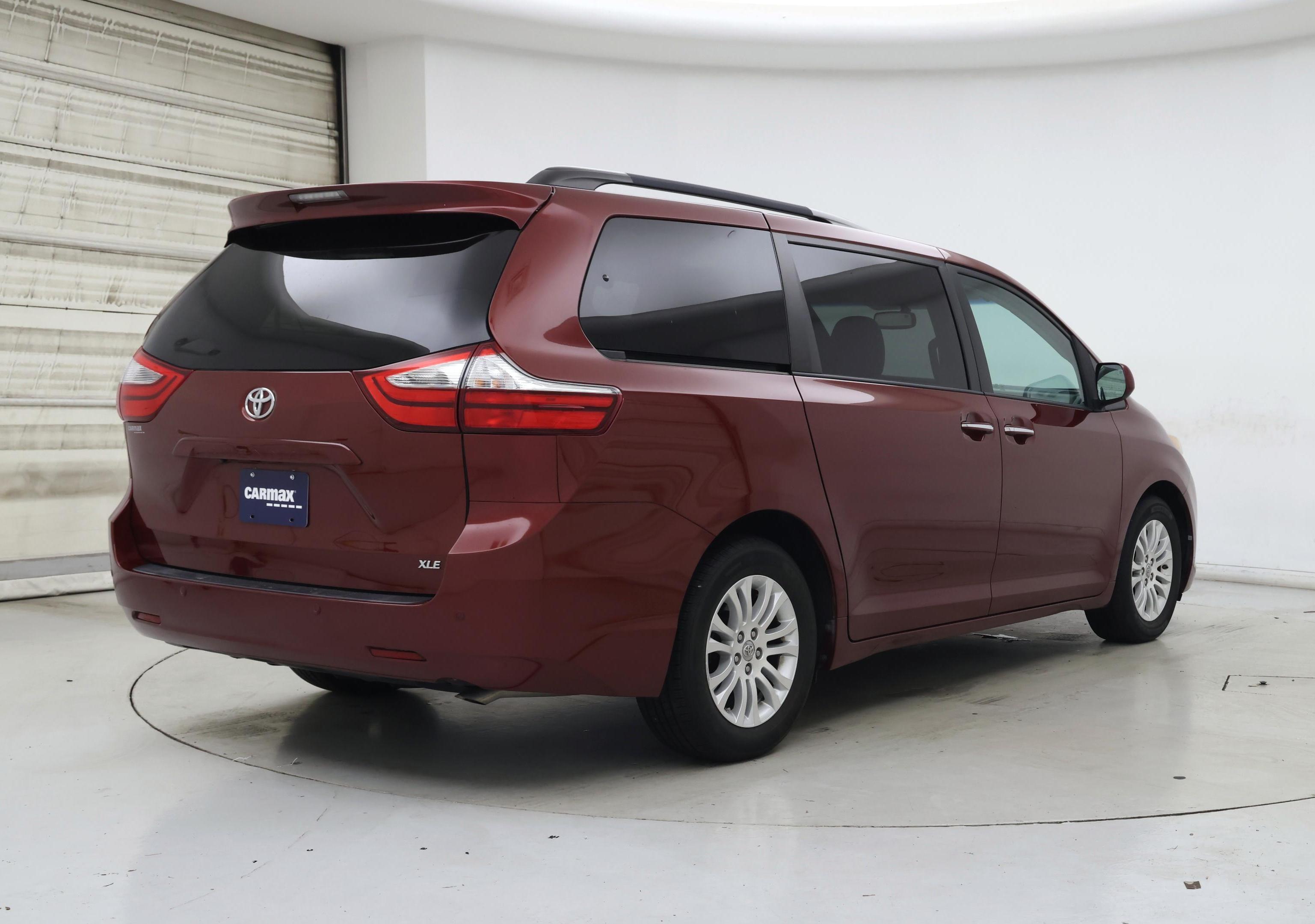 Thumbnail: 2017 Toyota Sienna - 8