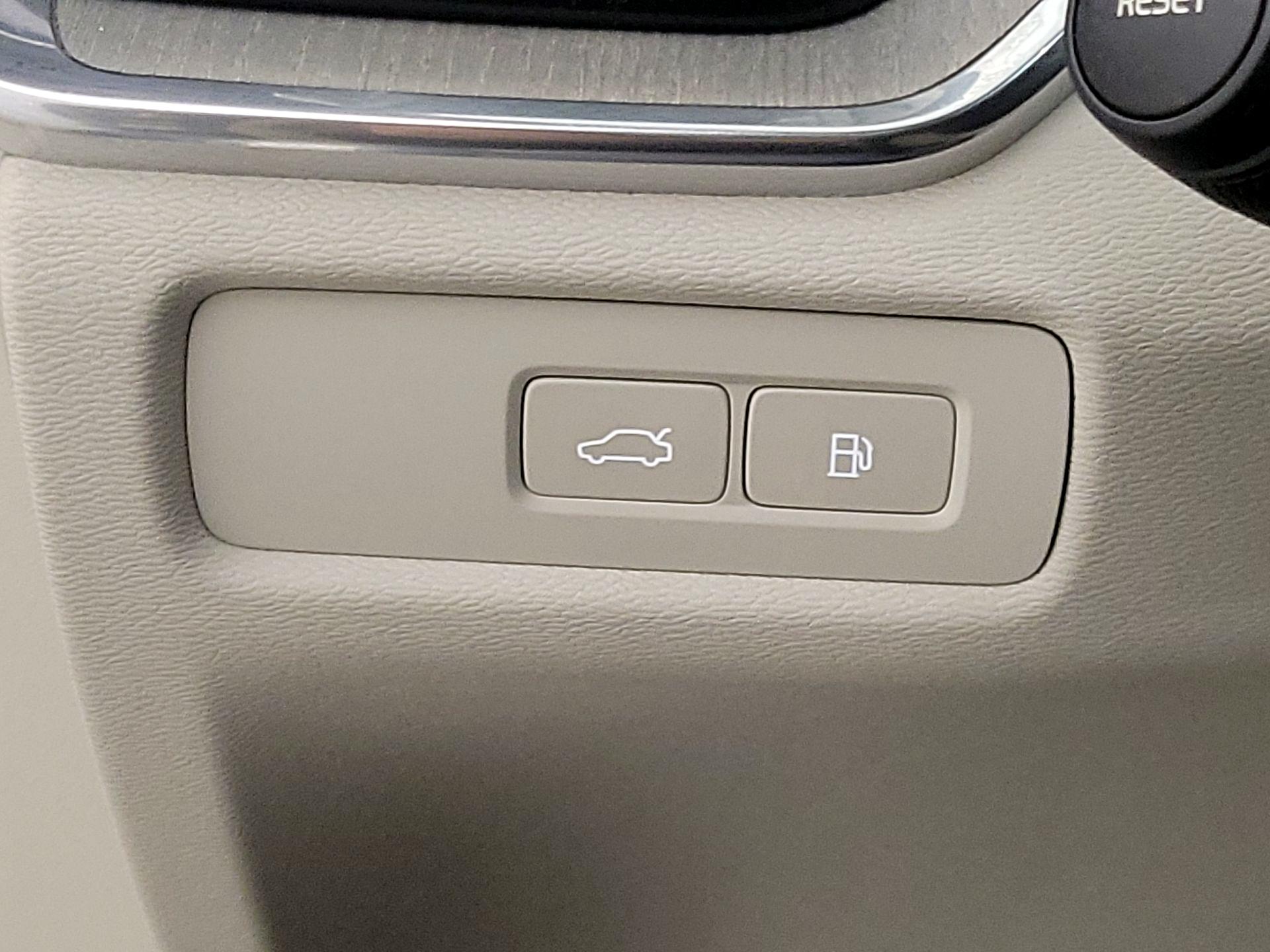 Thumbnail: 2023 Volvo S60 - 13