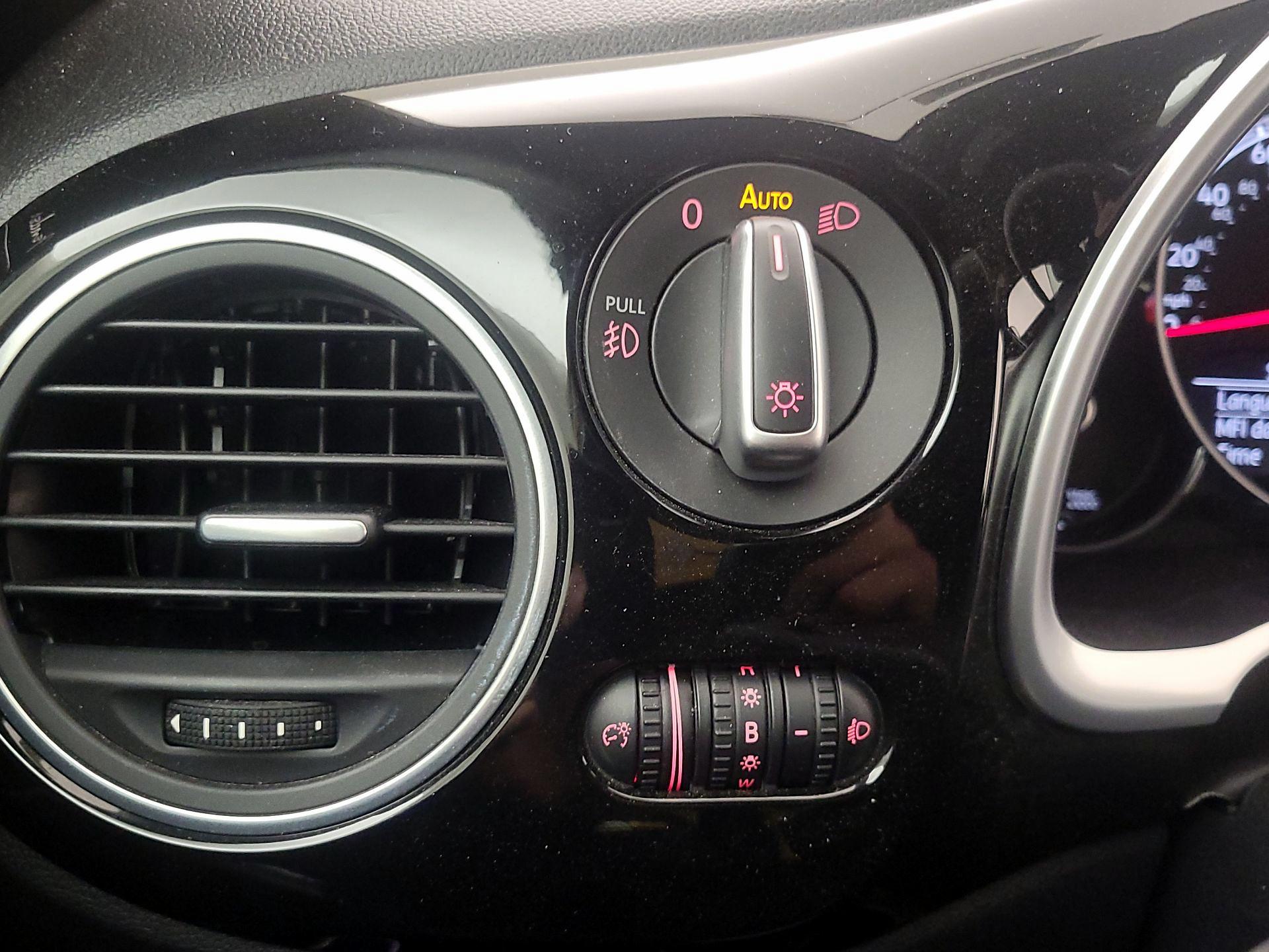 Thumbnail: 2018 Volkswagen Beetle - 13