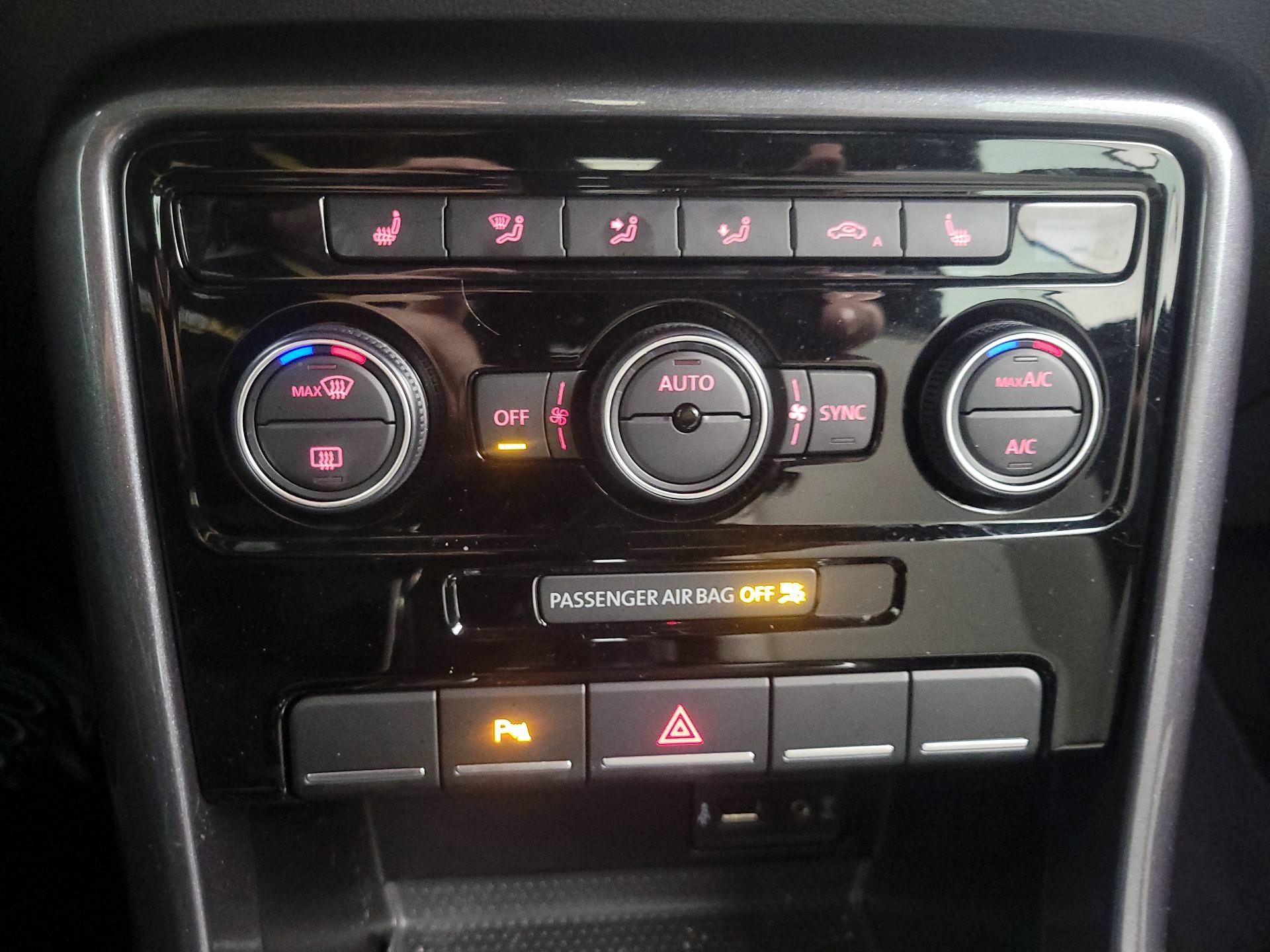 Thumbnail: 2018 Volkswagen Beetle - 17