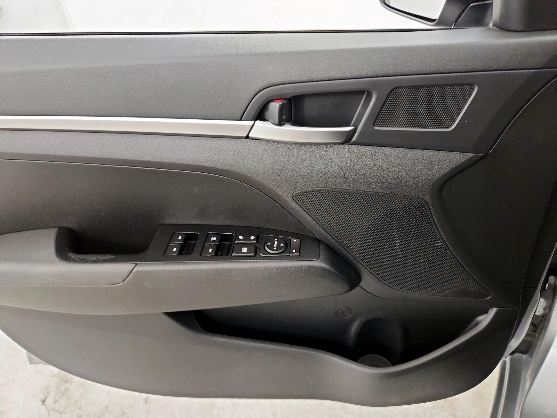 Thumbnail: 2020 Hyundai Elantra - 12