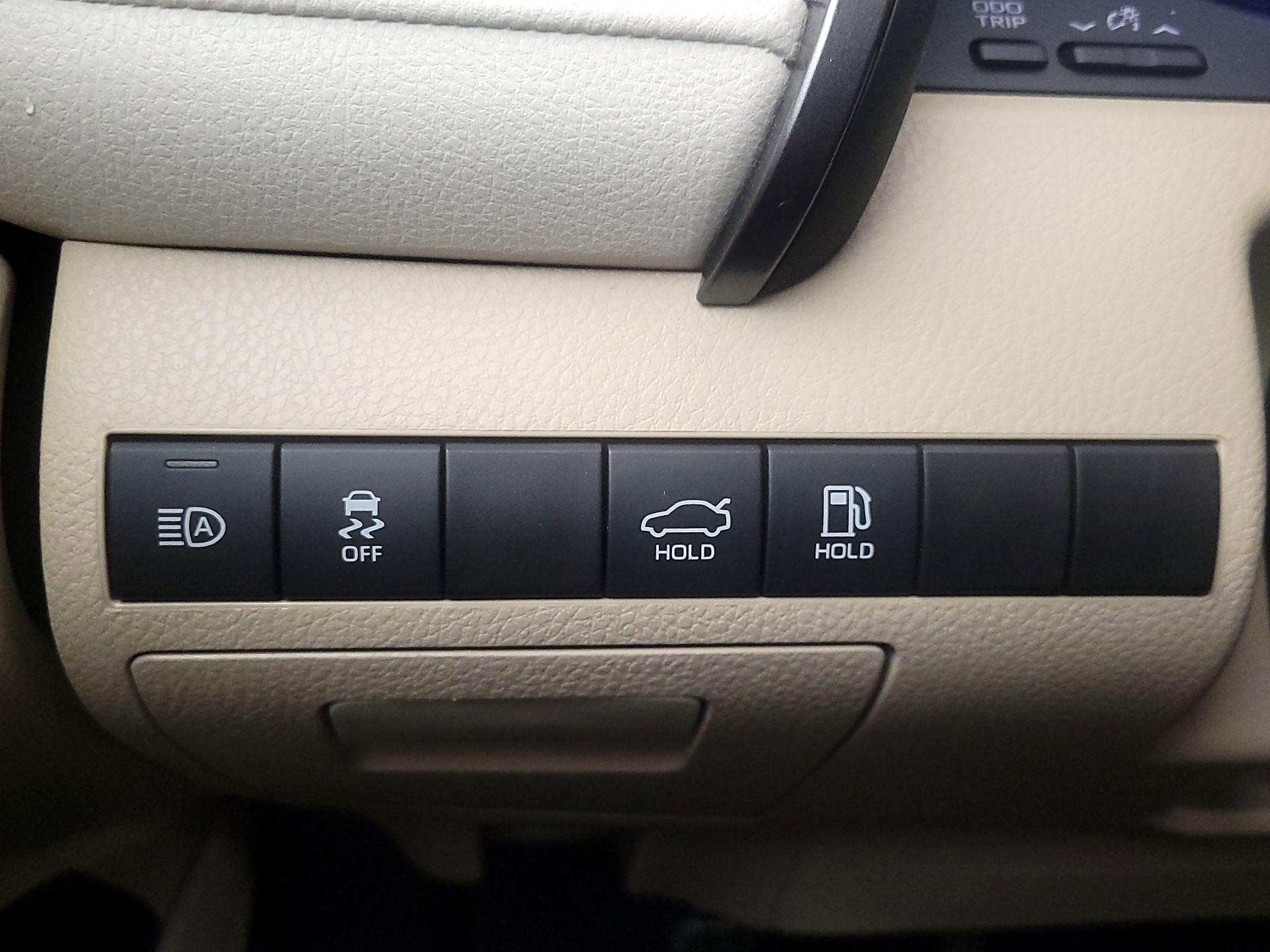 Thumbnail: 2022 Toyota Camry - 13