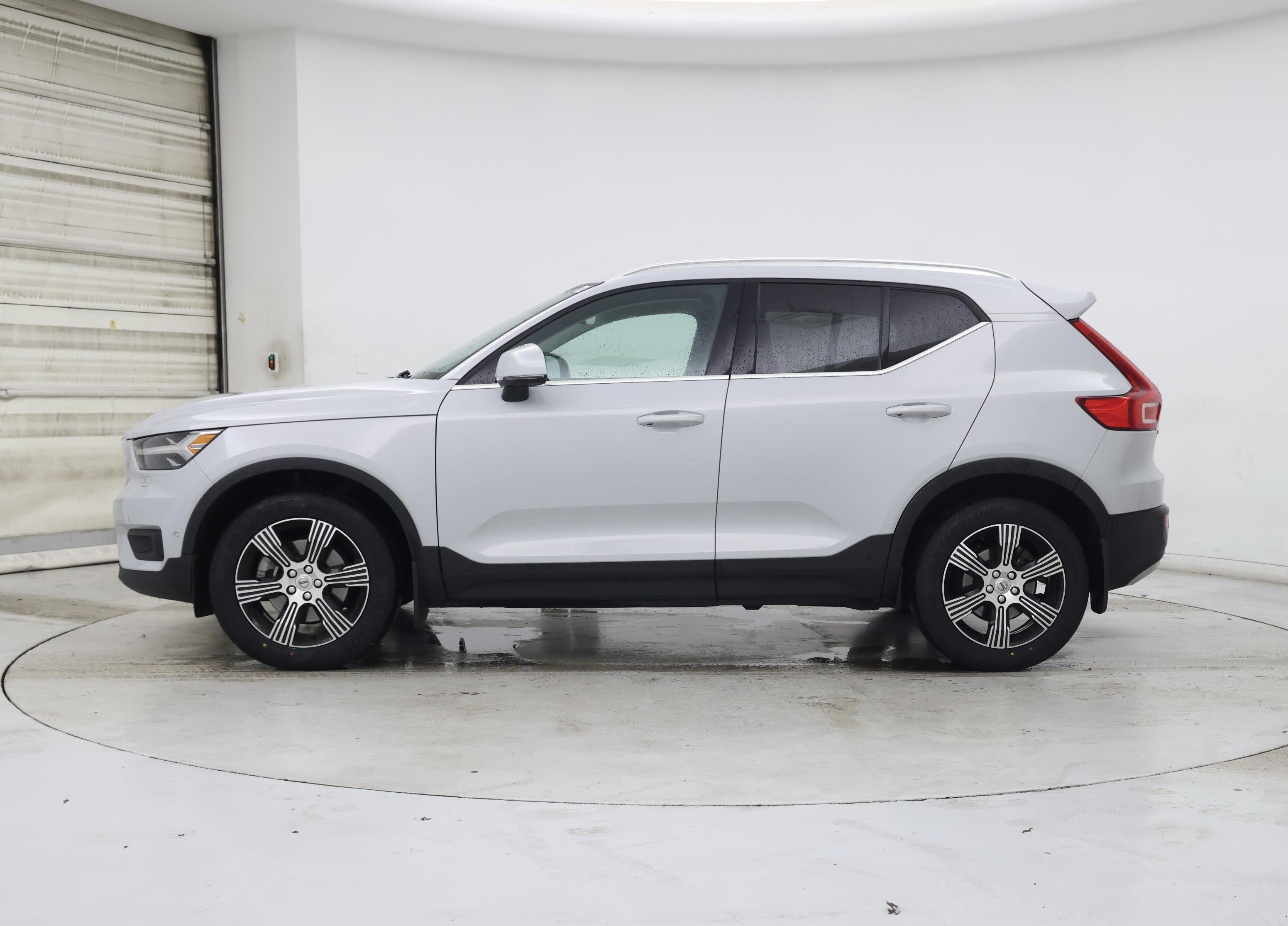 Thumbnail: 2021 Volvo XC40 - 3