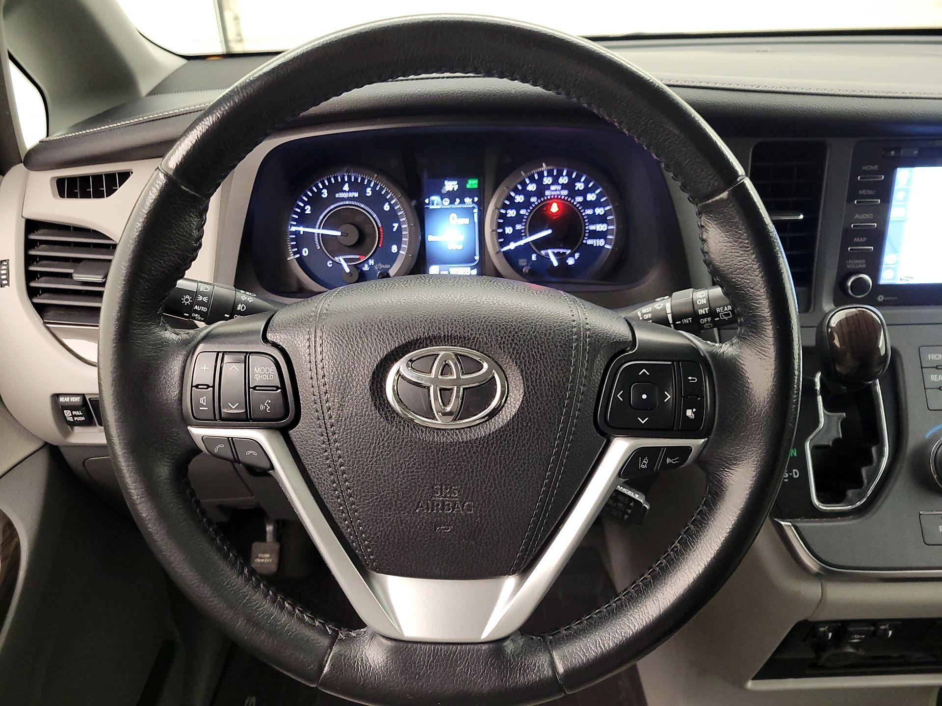 Thumbnail: 2019 Toyota Sienna - 10