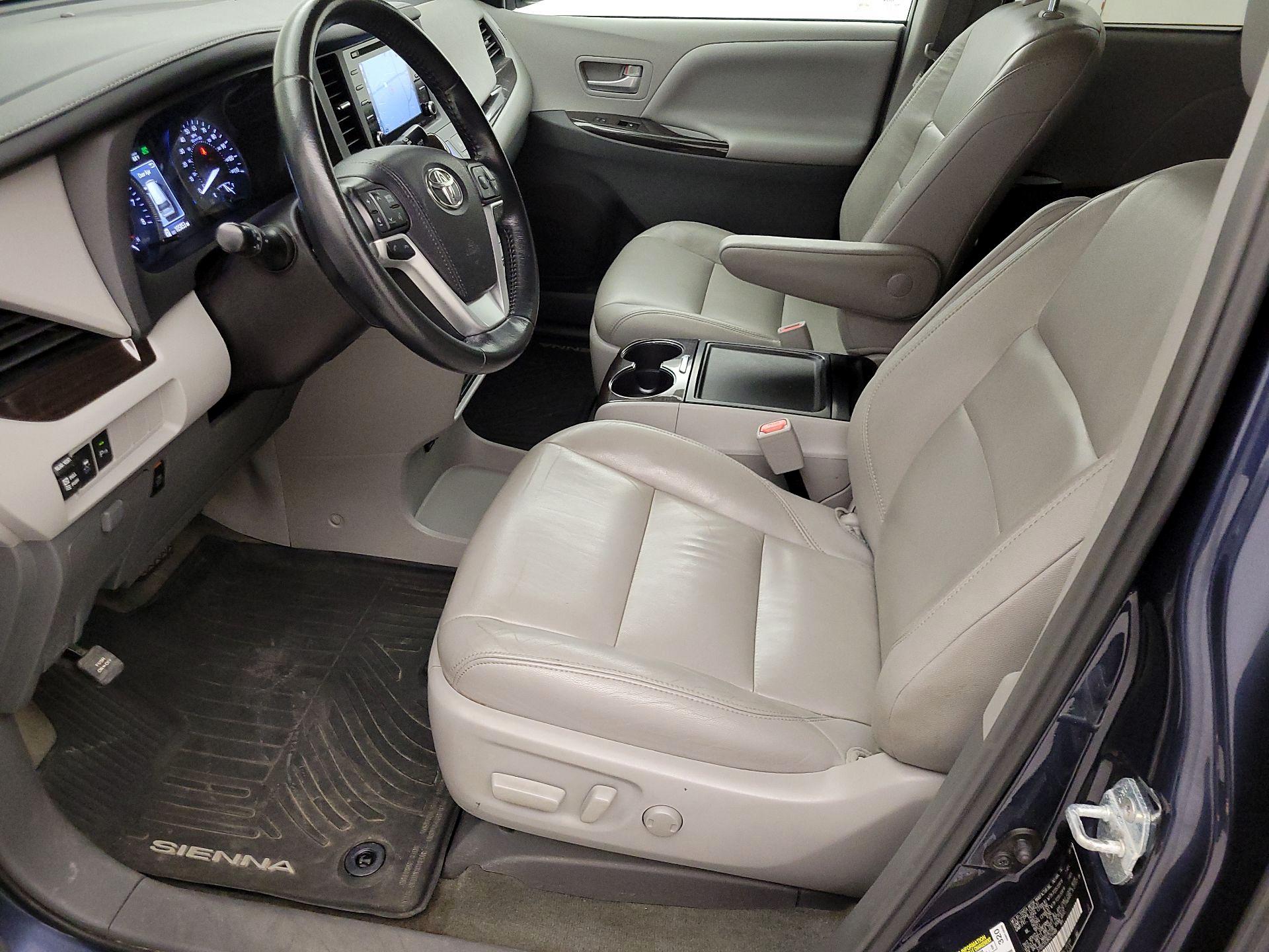 Thumbnail: 2019 Toyota Sienna - 11