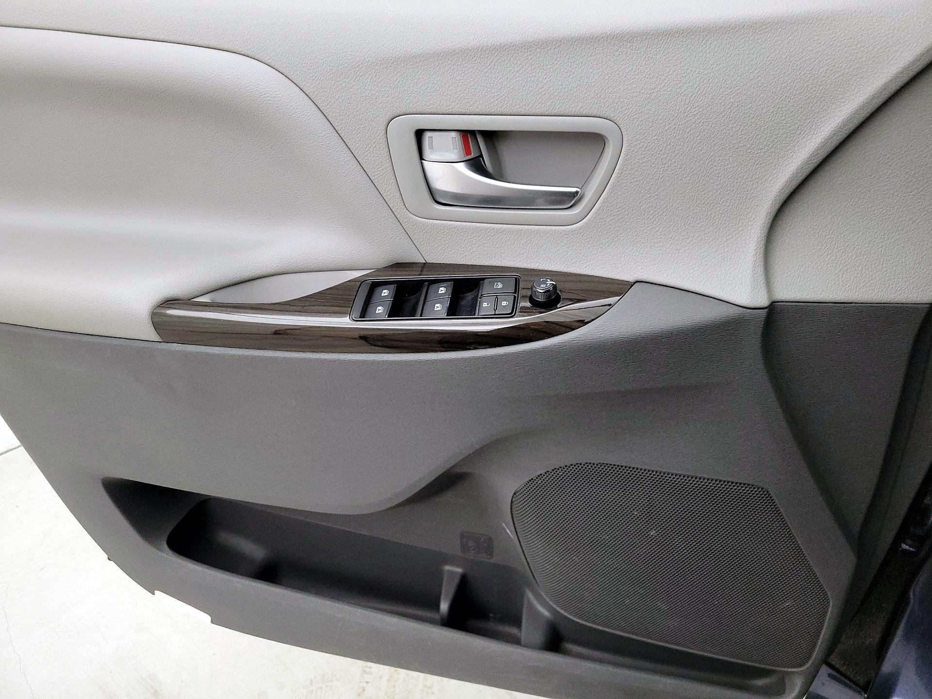 Thumbnail: 2019 Toyota Sienna - 12