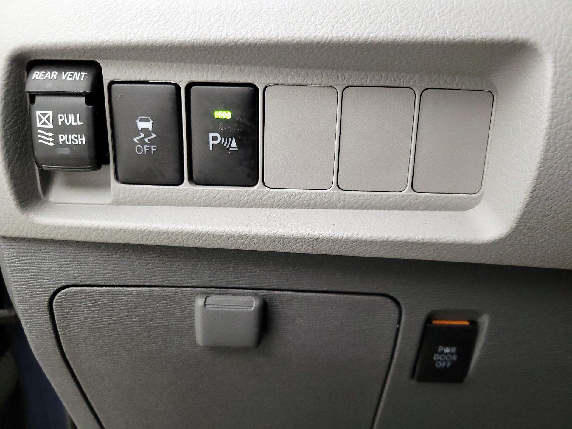 Thumbnail: 2019 Toyota Sienna - 13