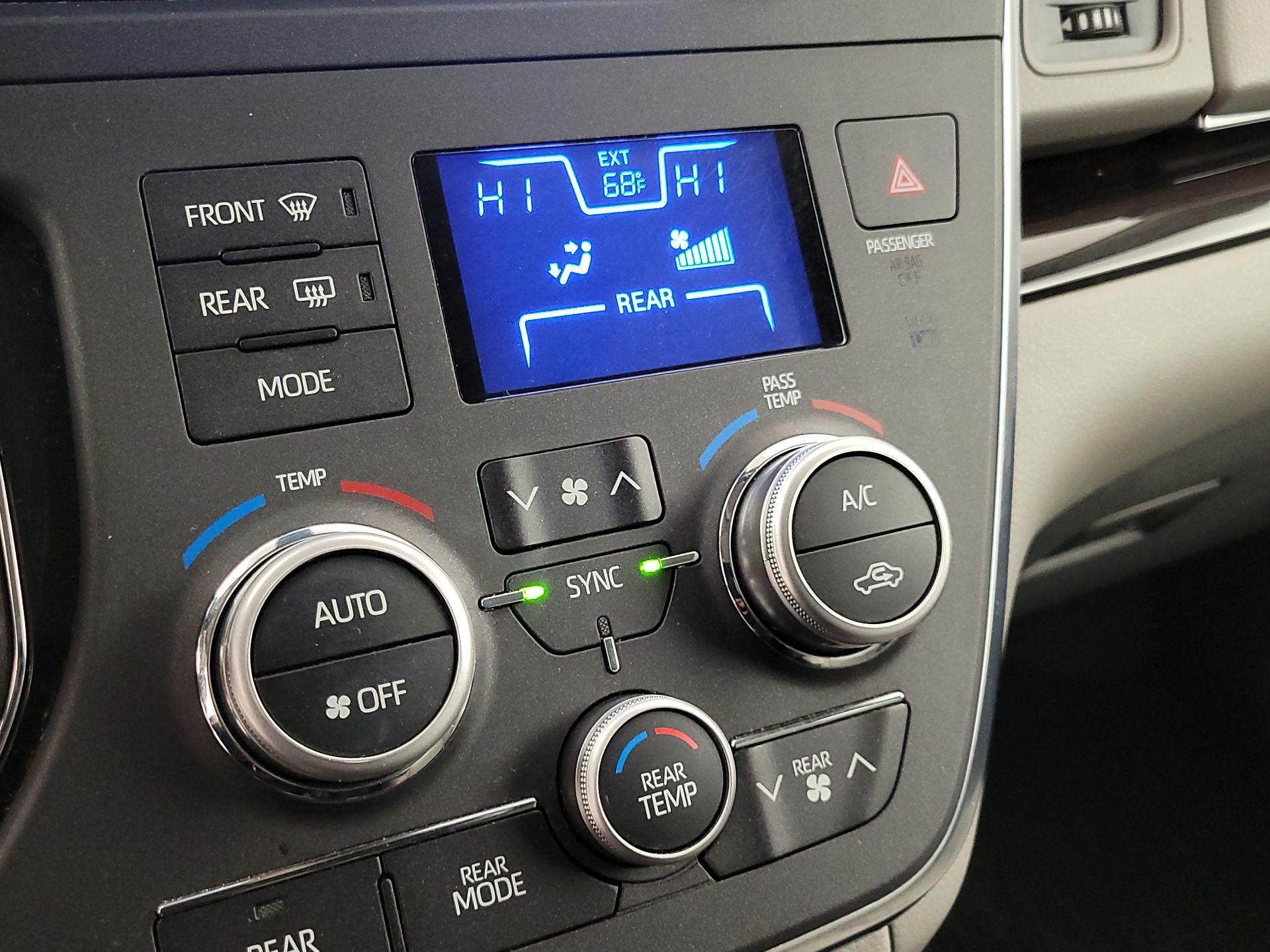 Thumbnail: 2019 Toyota Sienna - 17