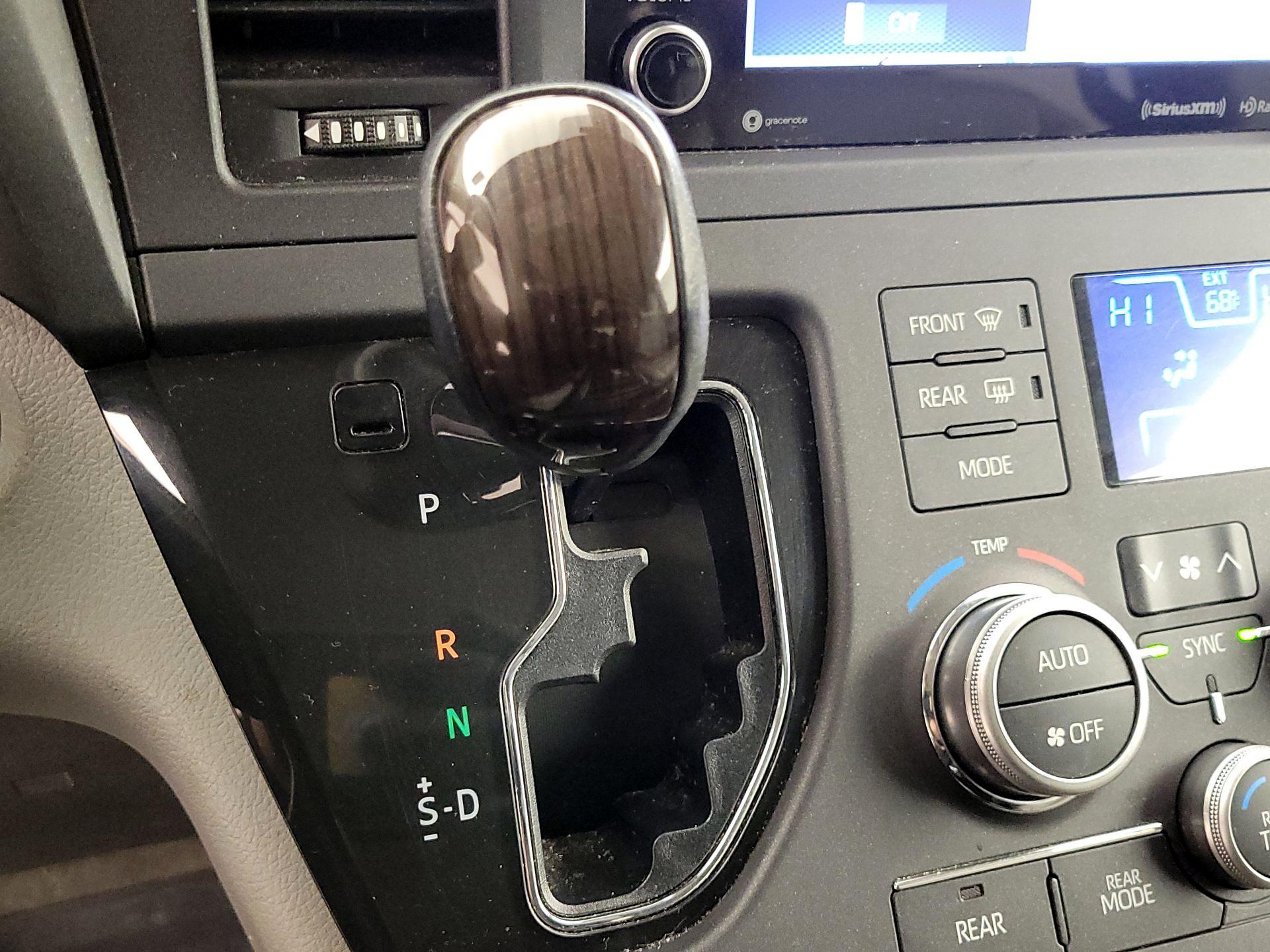 Thumbnail: 2019 Toyota Sienna - 18