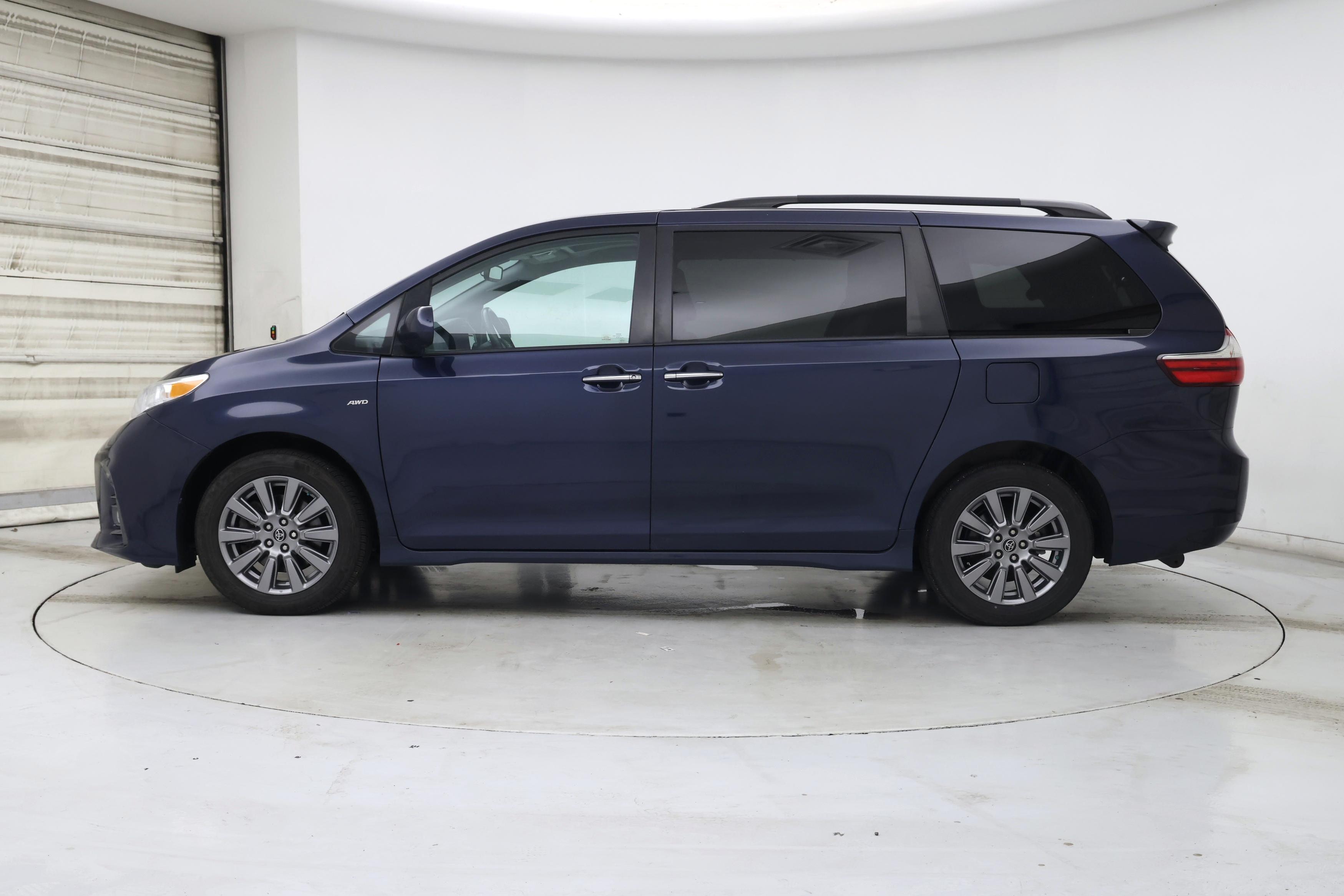 Thumbnail: 2019 Toyota Sienna - 3