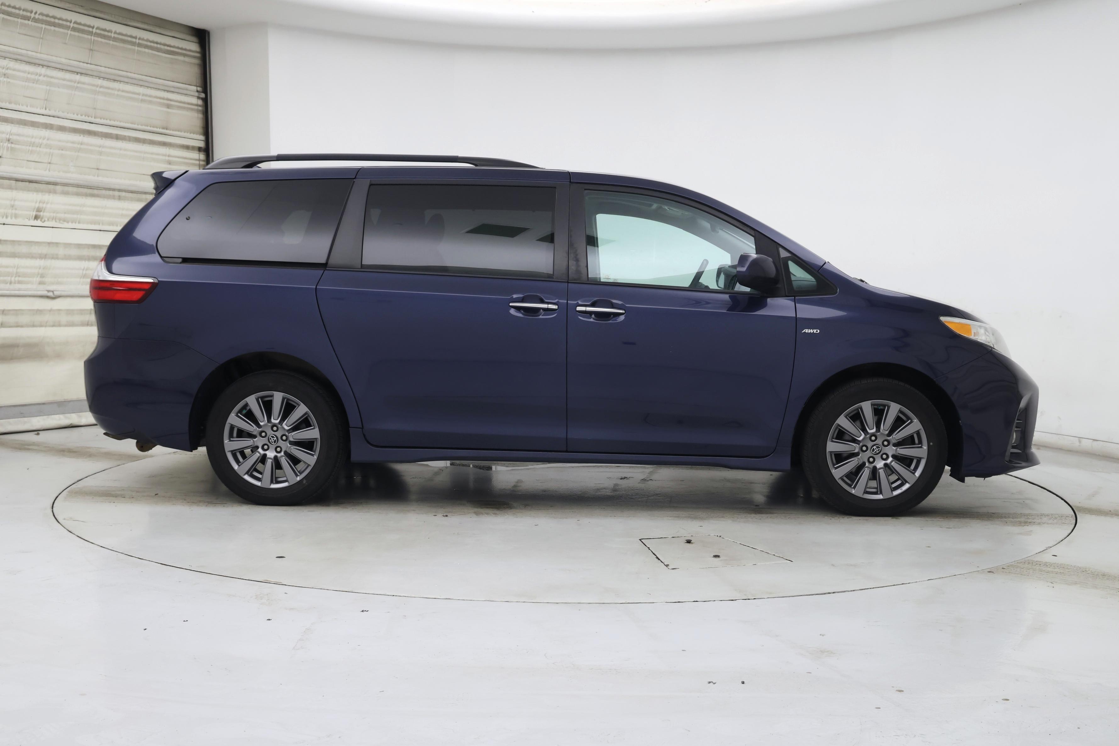 Thumbnail: 2019 Toyota Sienna - 7