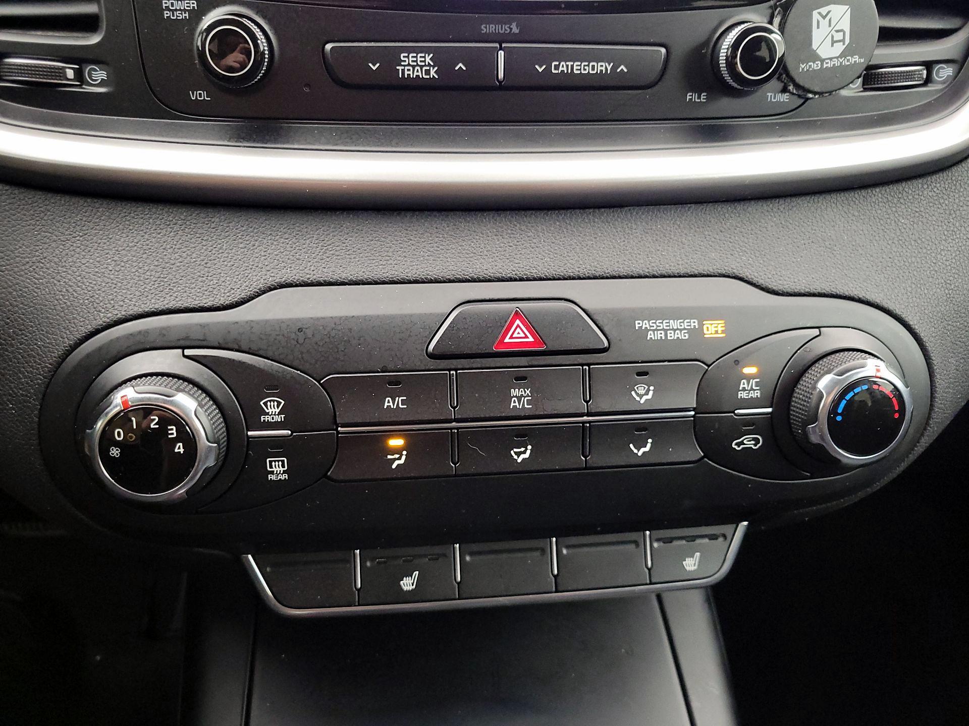 Thumbnail: 2016 Kia Sorento - 16