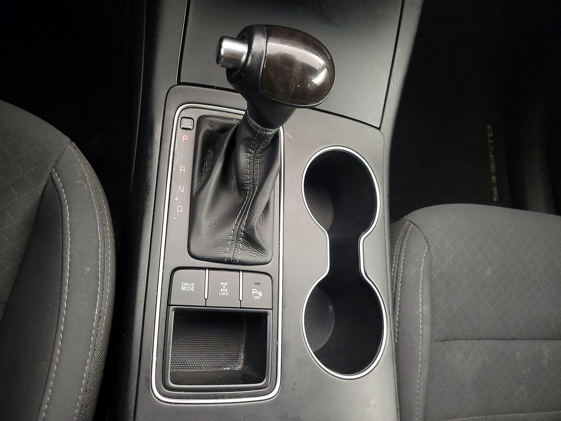 Thumbnail: 2016 Kia Sorento - 17