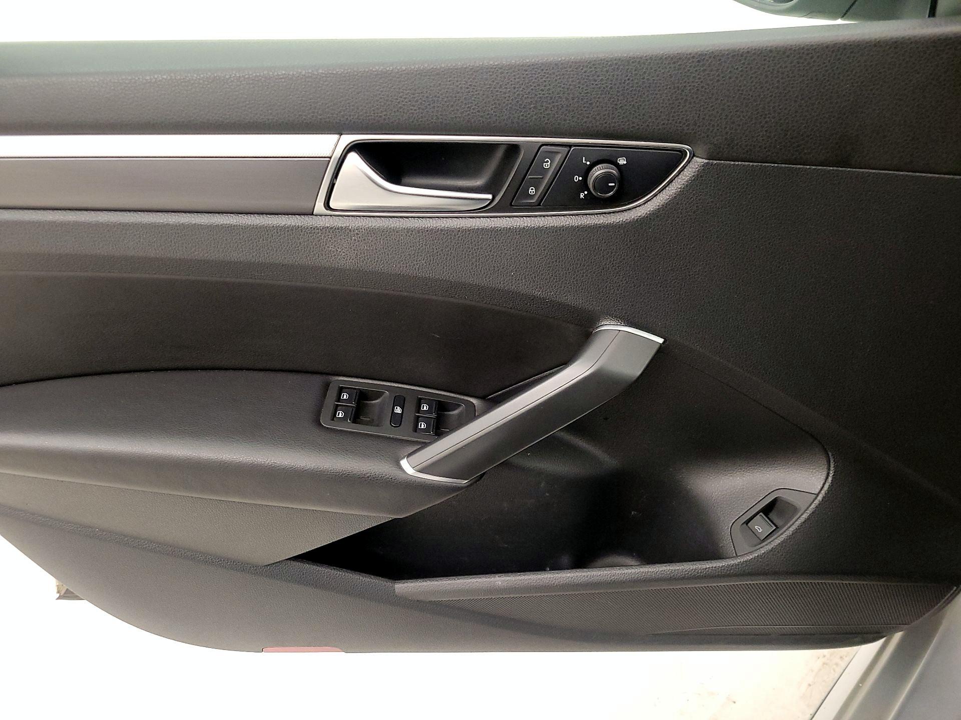 Thumbnail: 2018 Volkswagen Passat - 12