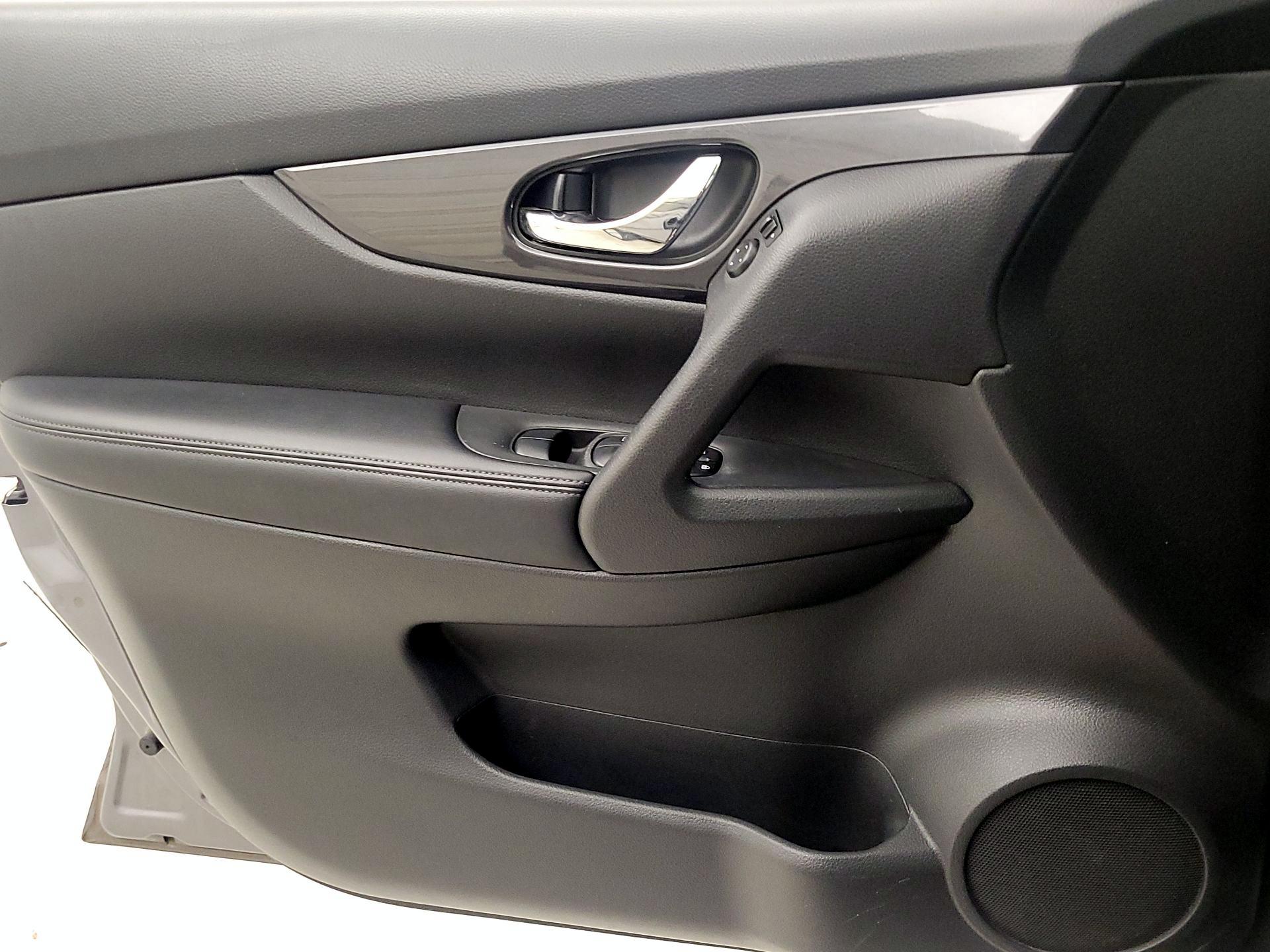 Thumbnail: 2017 Nissan Rogue - 12