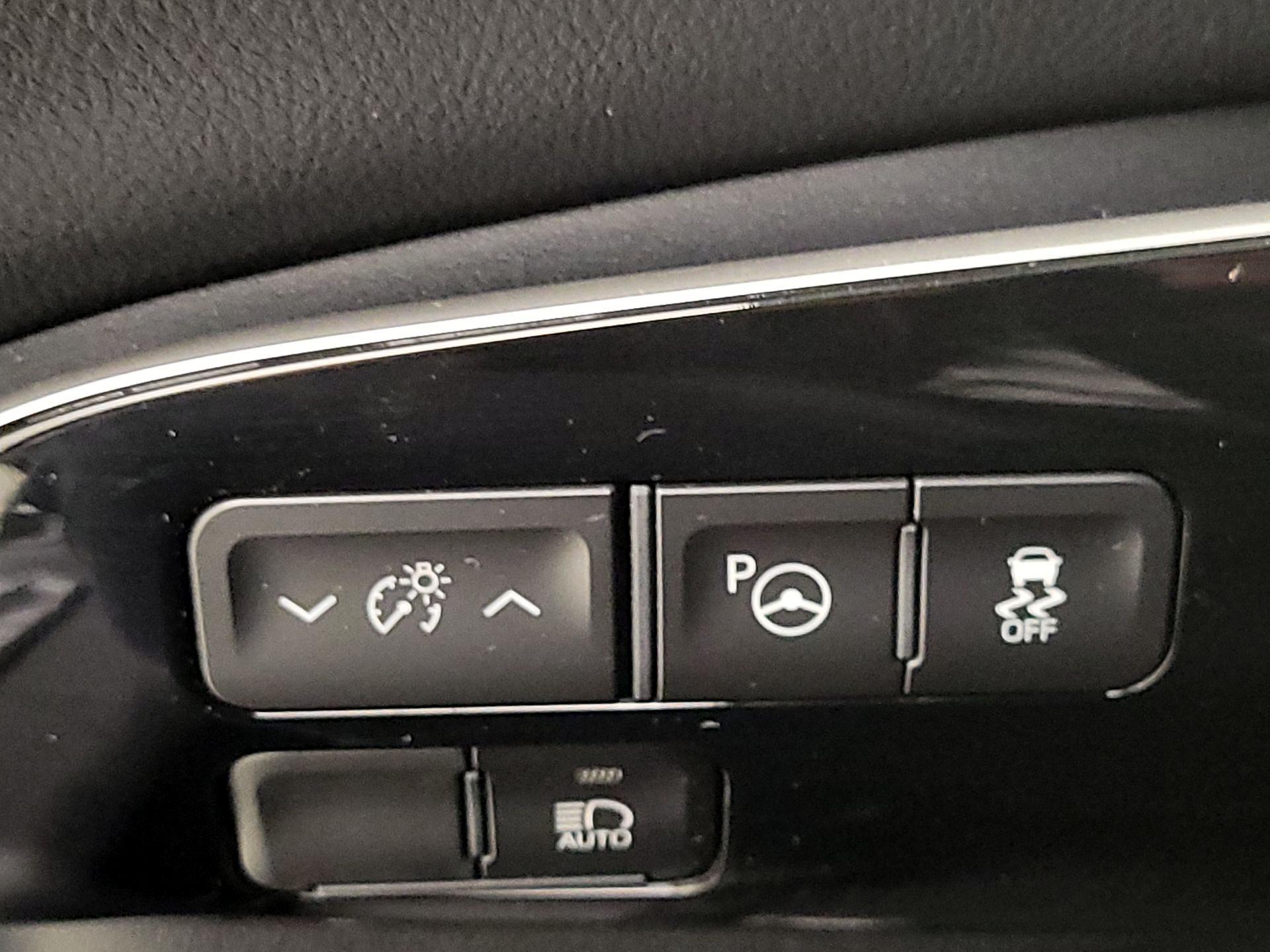 Thumbnail: 2019 Toyota Prius - 13