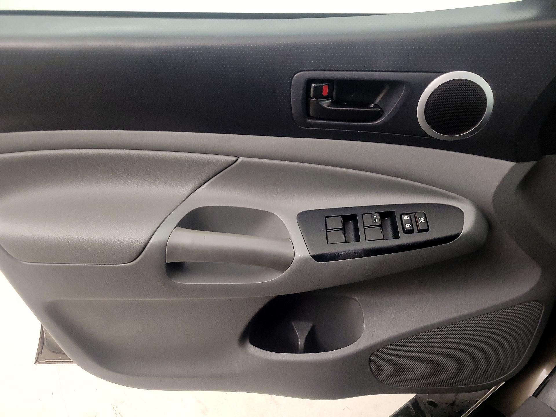 Thumbnail: 2015 Toyota Tacoma - 12