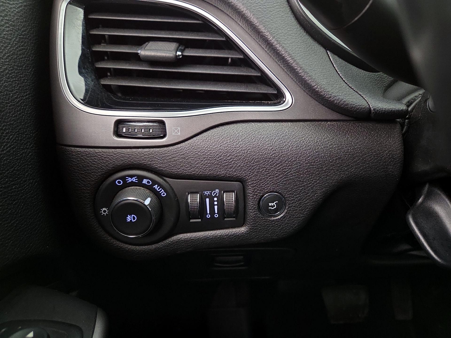 Thumbnail: 2019 Jeep Cherokee - 13