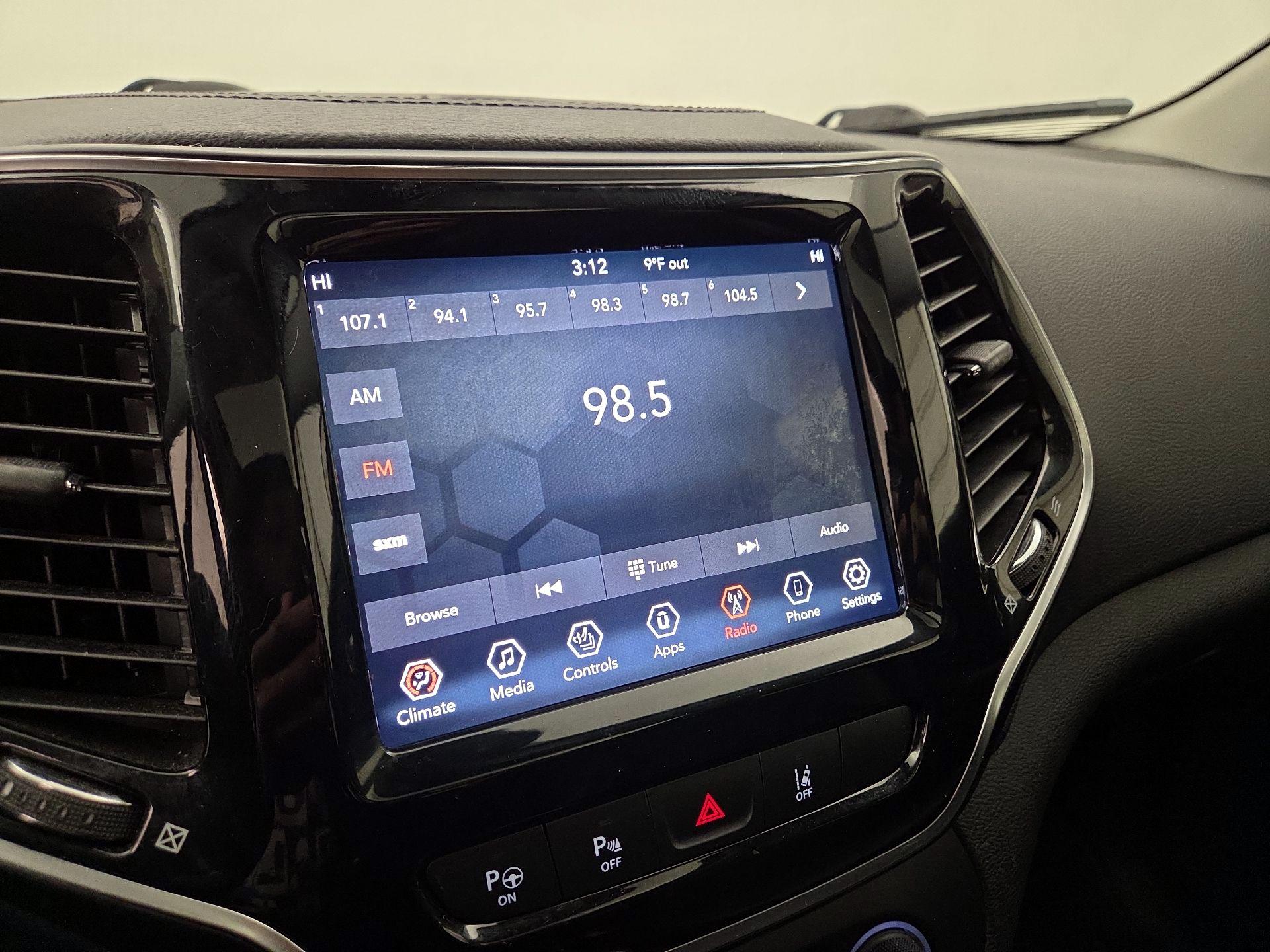 Thumbnail: 2019 Jeep Cherokee - 15