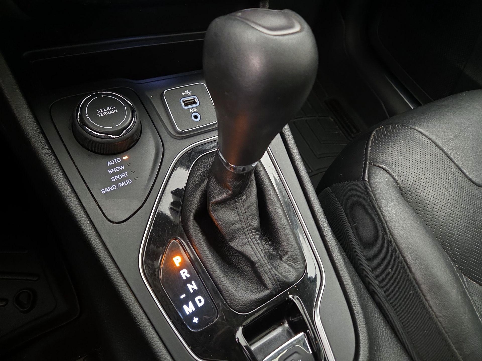 Thumbnail: 2019 Jeep Cherokee - 17