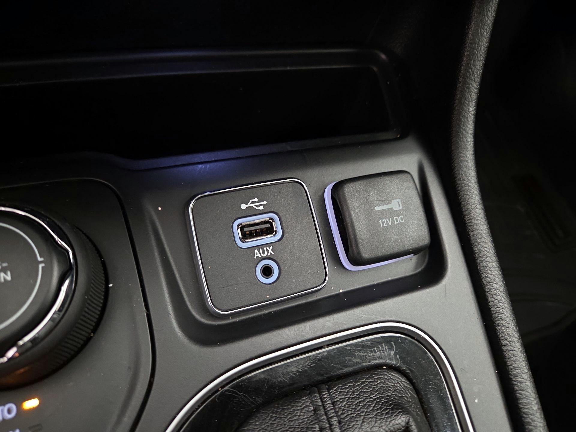 Thumbnail: 2019 Jeep Cherokee - 18