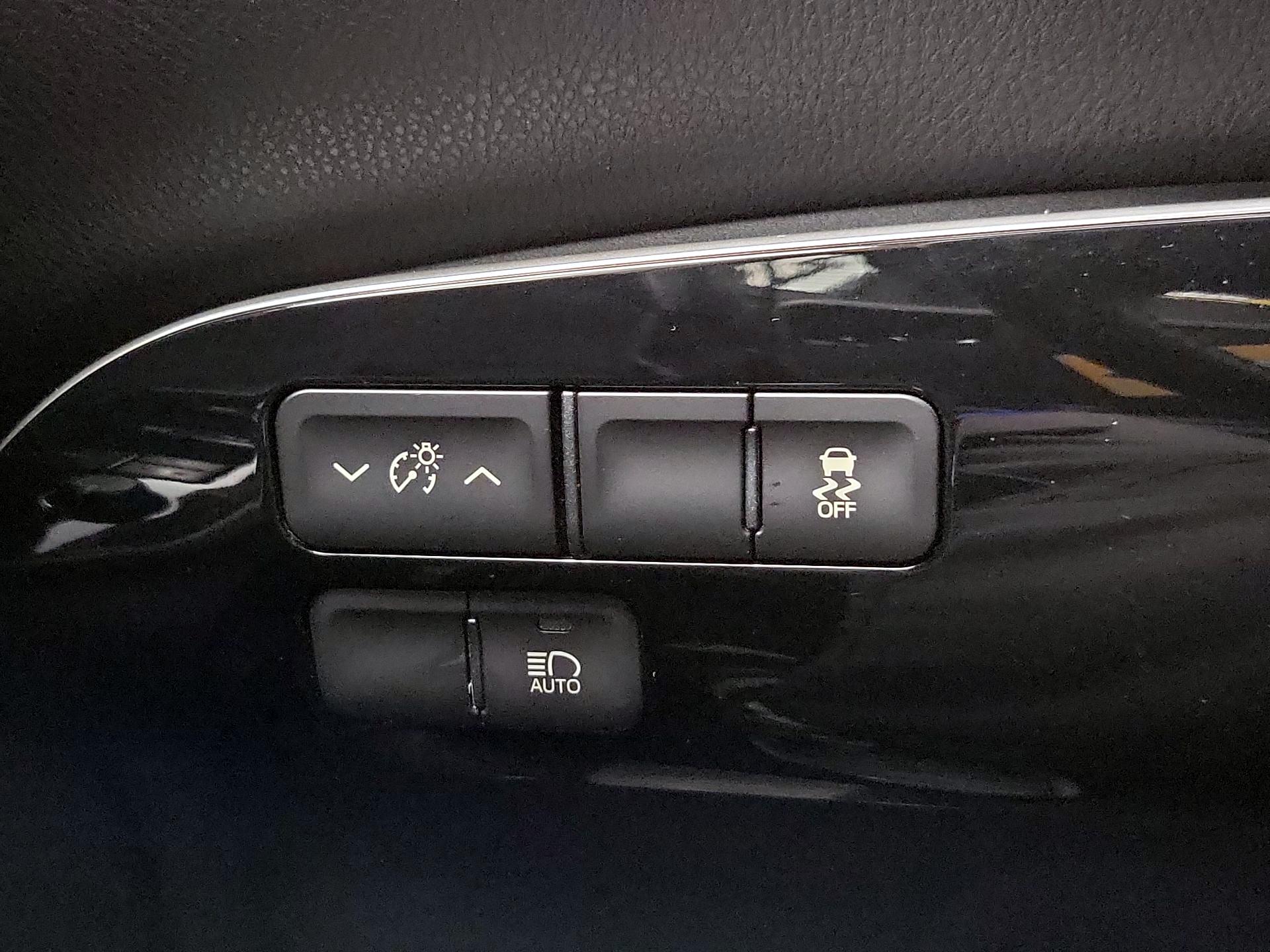 Thumbnail: 2017 Toyota Prius - 13