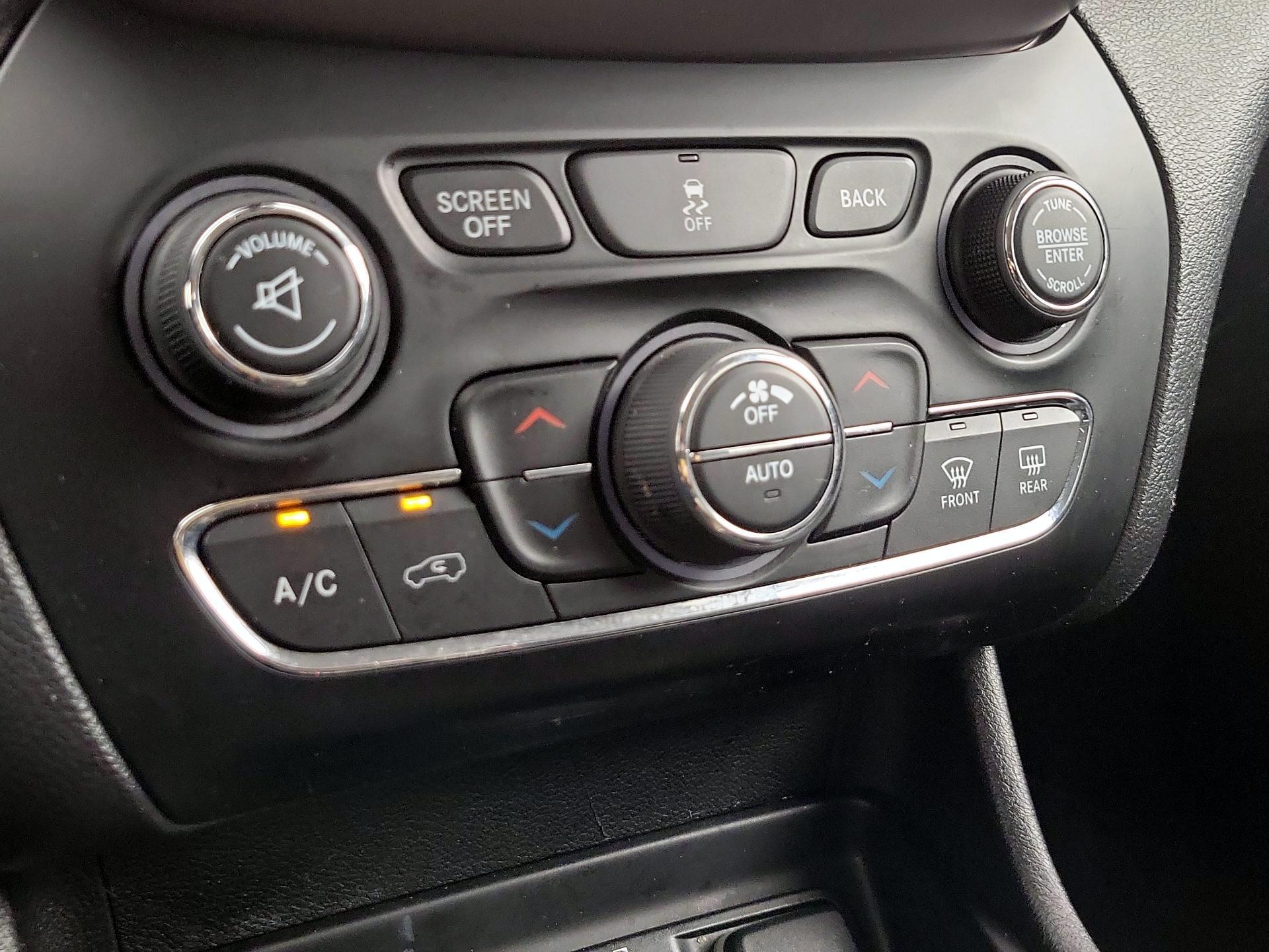 Thumbnail: 2017 Jeep Cherokee - 17