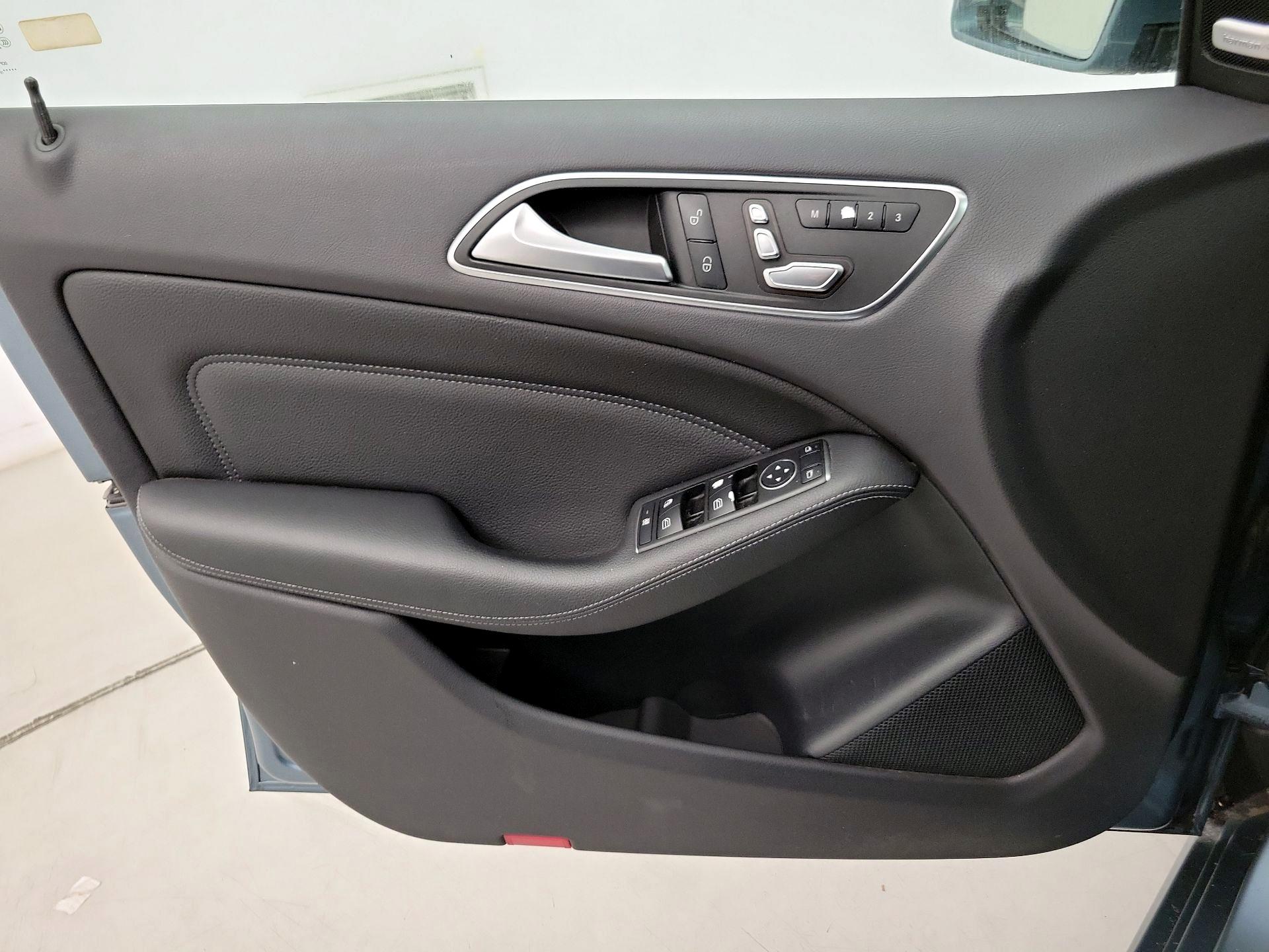 Thumbnail: 2015 Mercedes-Benz B-Class - 12
