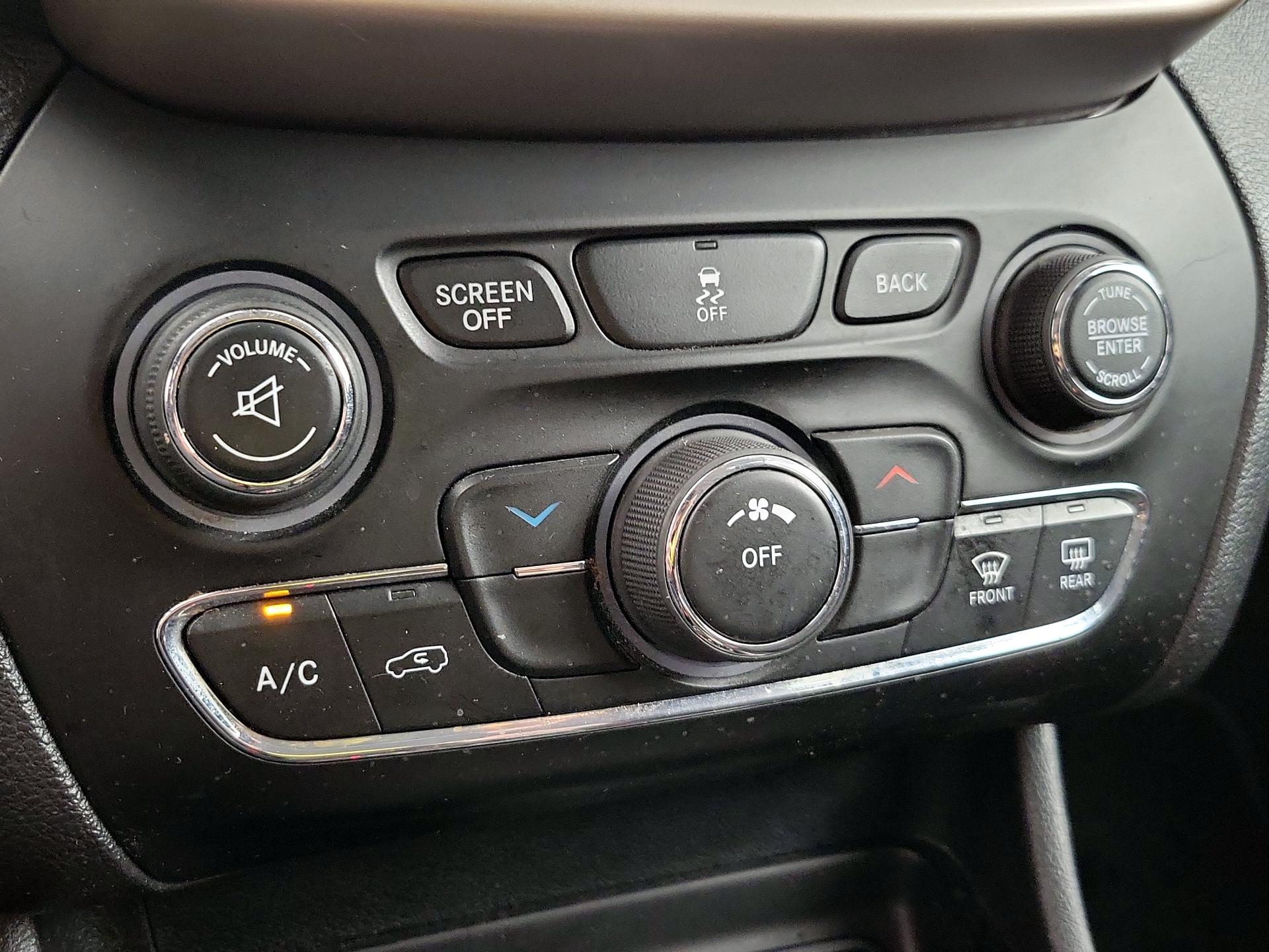Thumbnail: 2016 Jeep Cherokee - 16
