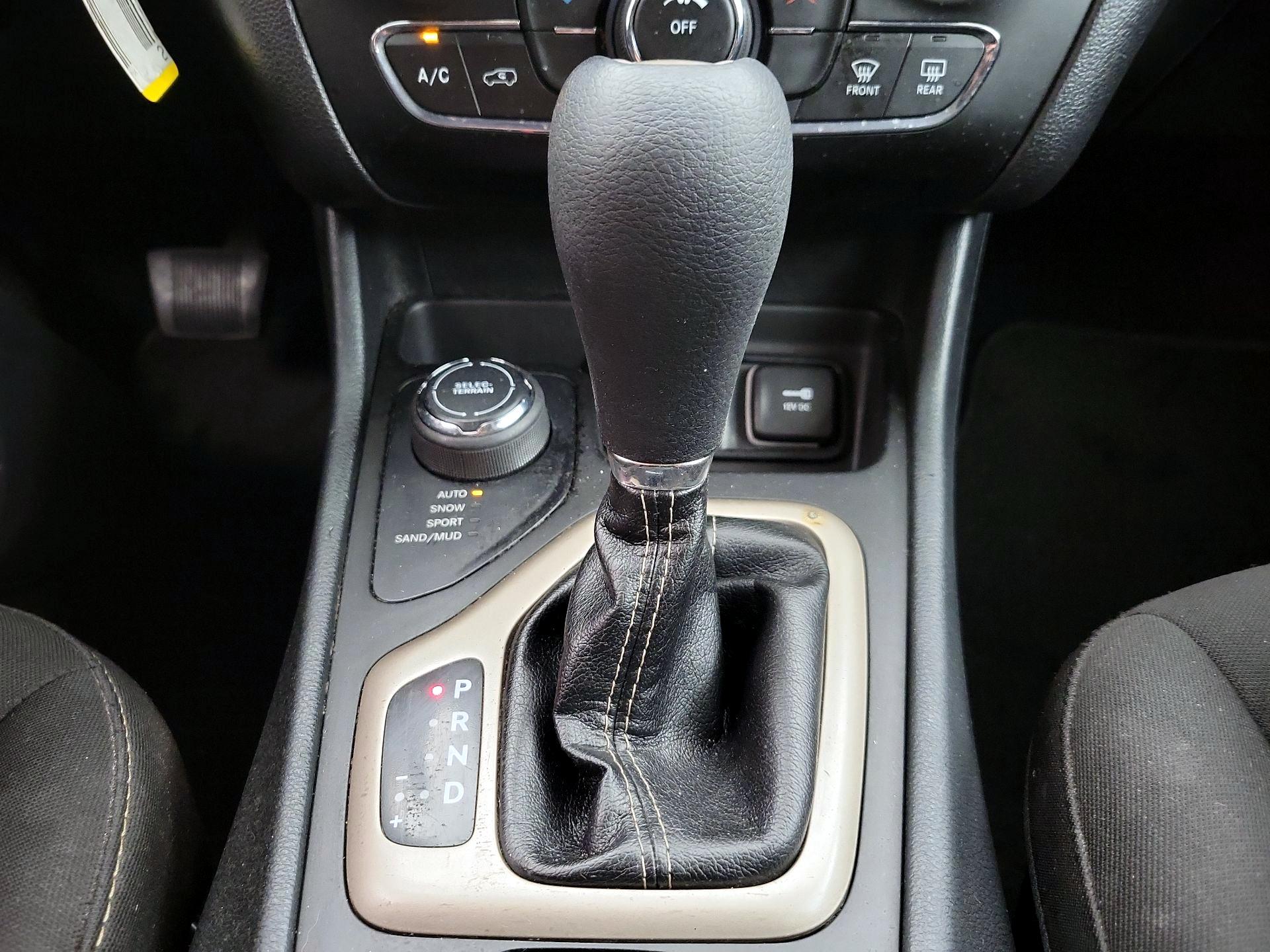 Thumbnail: 2016 Jeep Cherokee - 17