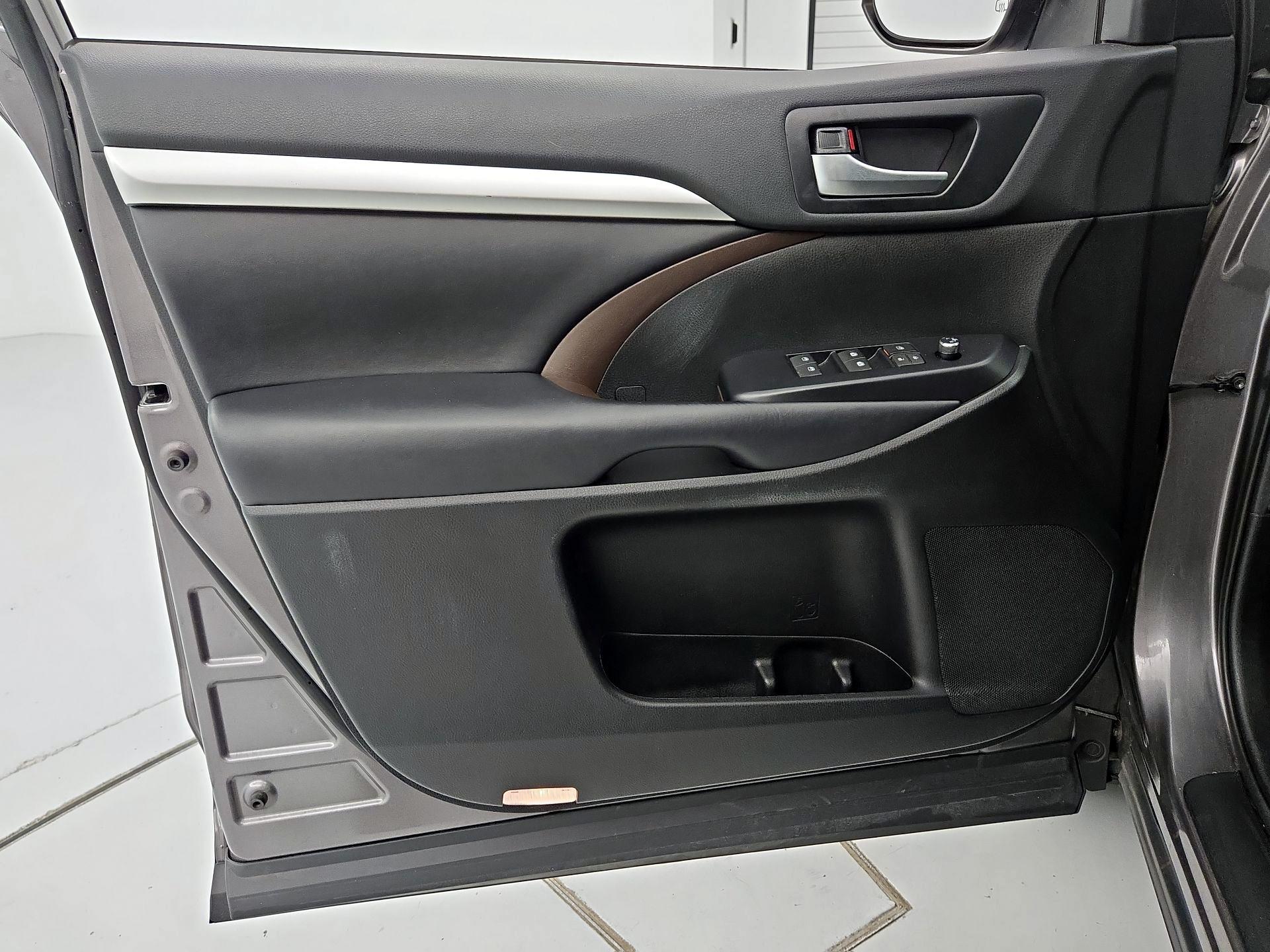 Thumbnail: 2019 Toyota Highlander - 12
