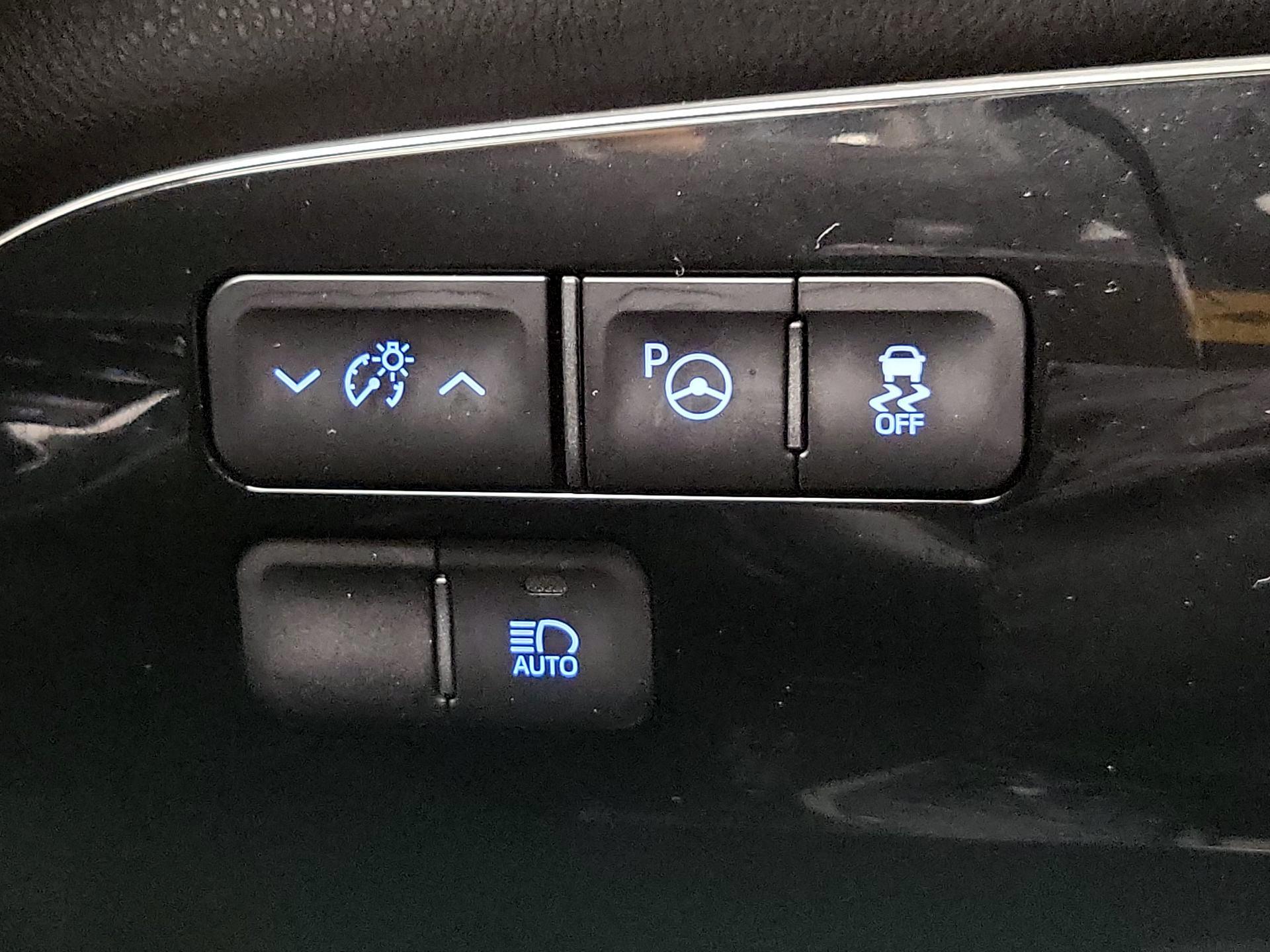 Thumbnail: 2018 Toyota Prius - 13