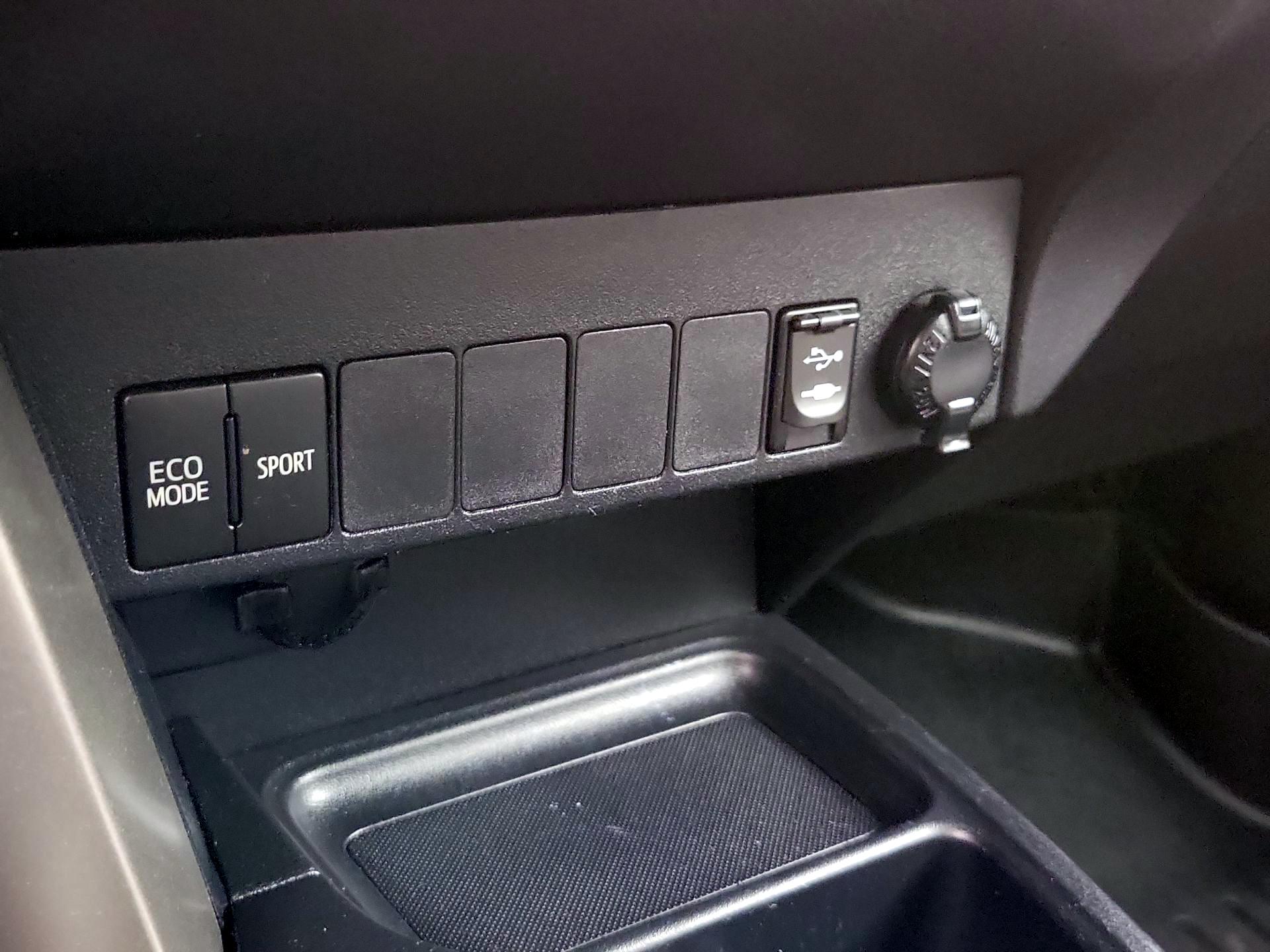 Thumbnail: 2015 Toyota RAV4 - 19
