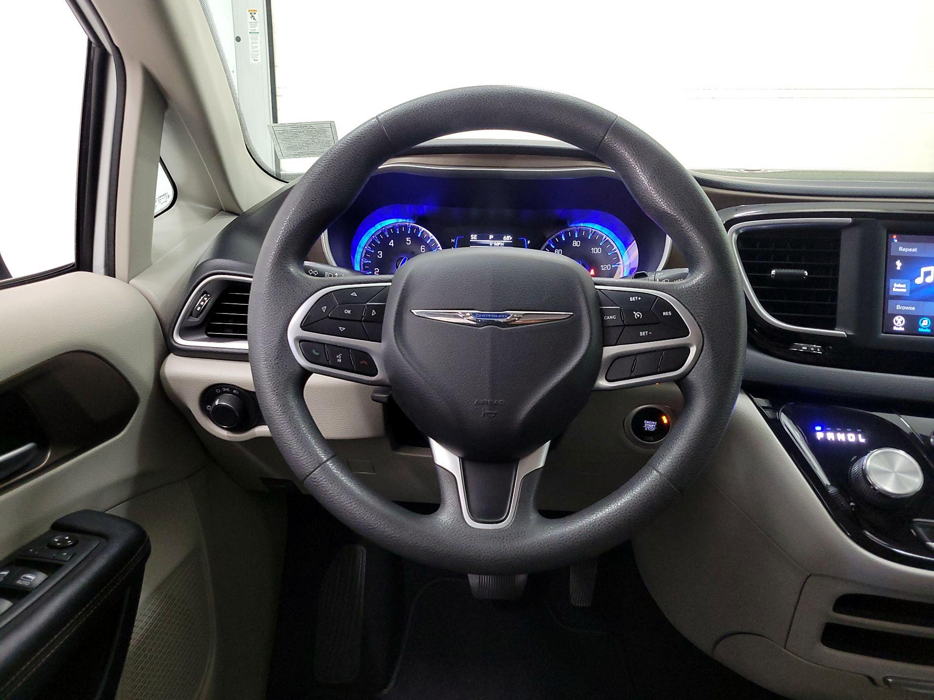 Thumbnail: 2018 Chrysler Pacifica - 10