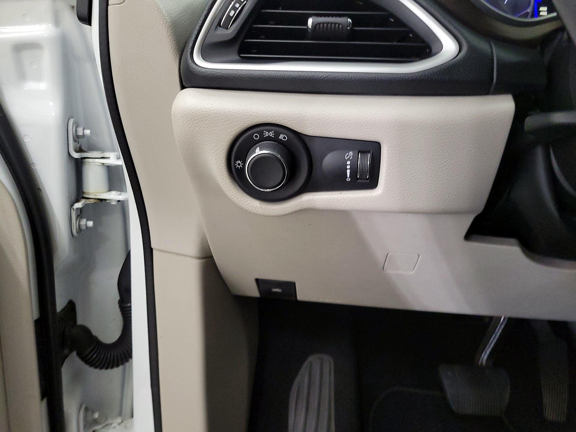 Thumbnail: 2018 Chrysler Pacifica - 13