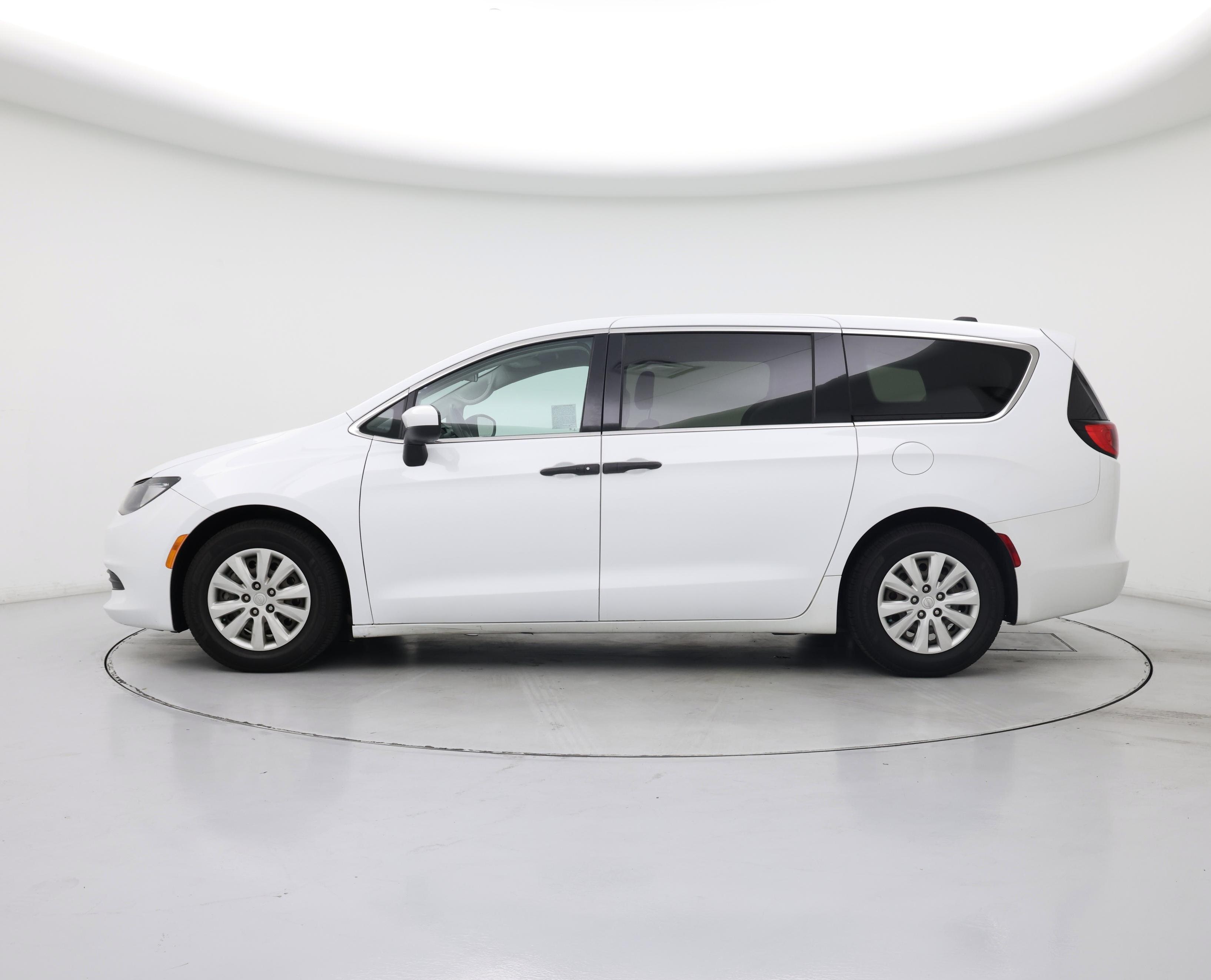 Thumbnail: 2018 Chrysler Pacifica - 3