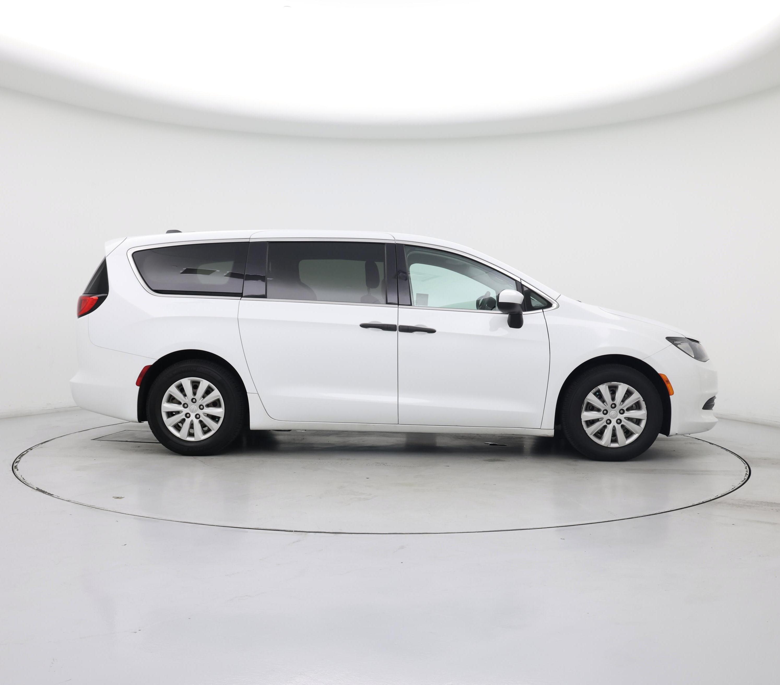 Thumbnail: 2018 Chrysler Pacifica - 7
