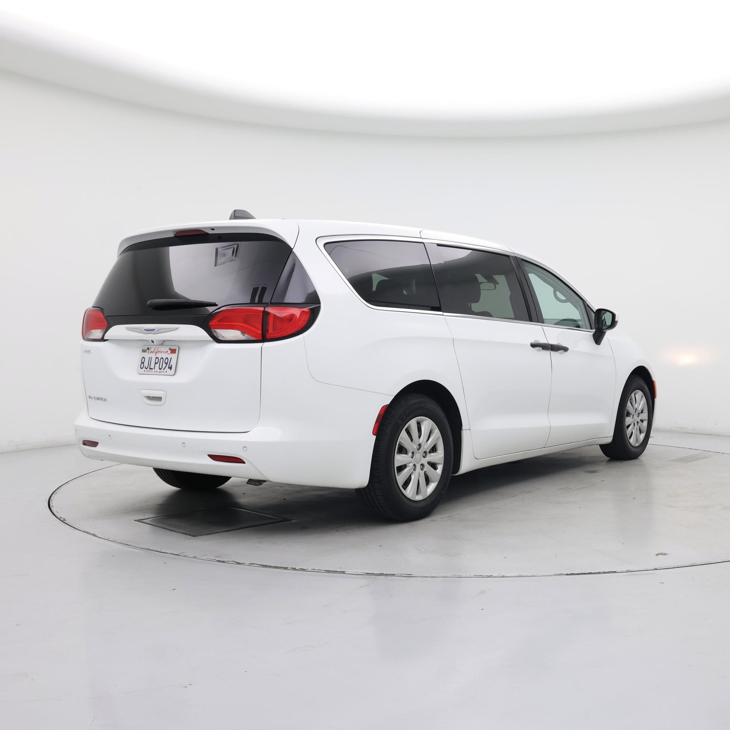 Thumbnail: 2018 Chrysler Pacifica - 8