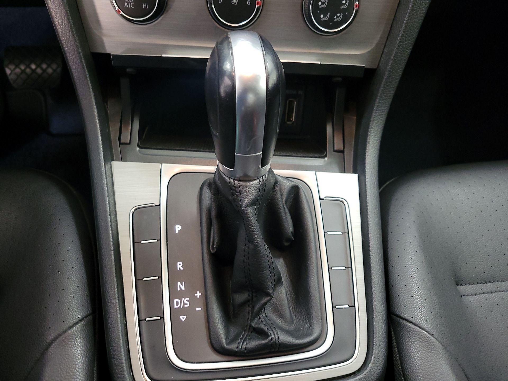 Thumbnail: 2015 Volkswagen Golf - 16