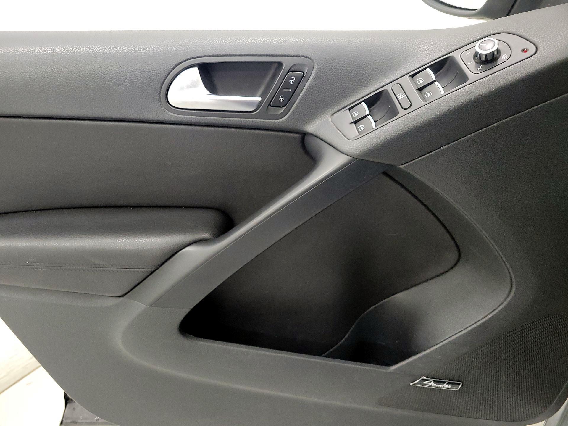 Thumbnail: 2014 Volkswagen Tiguan - 12